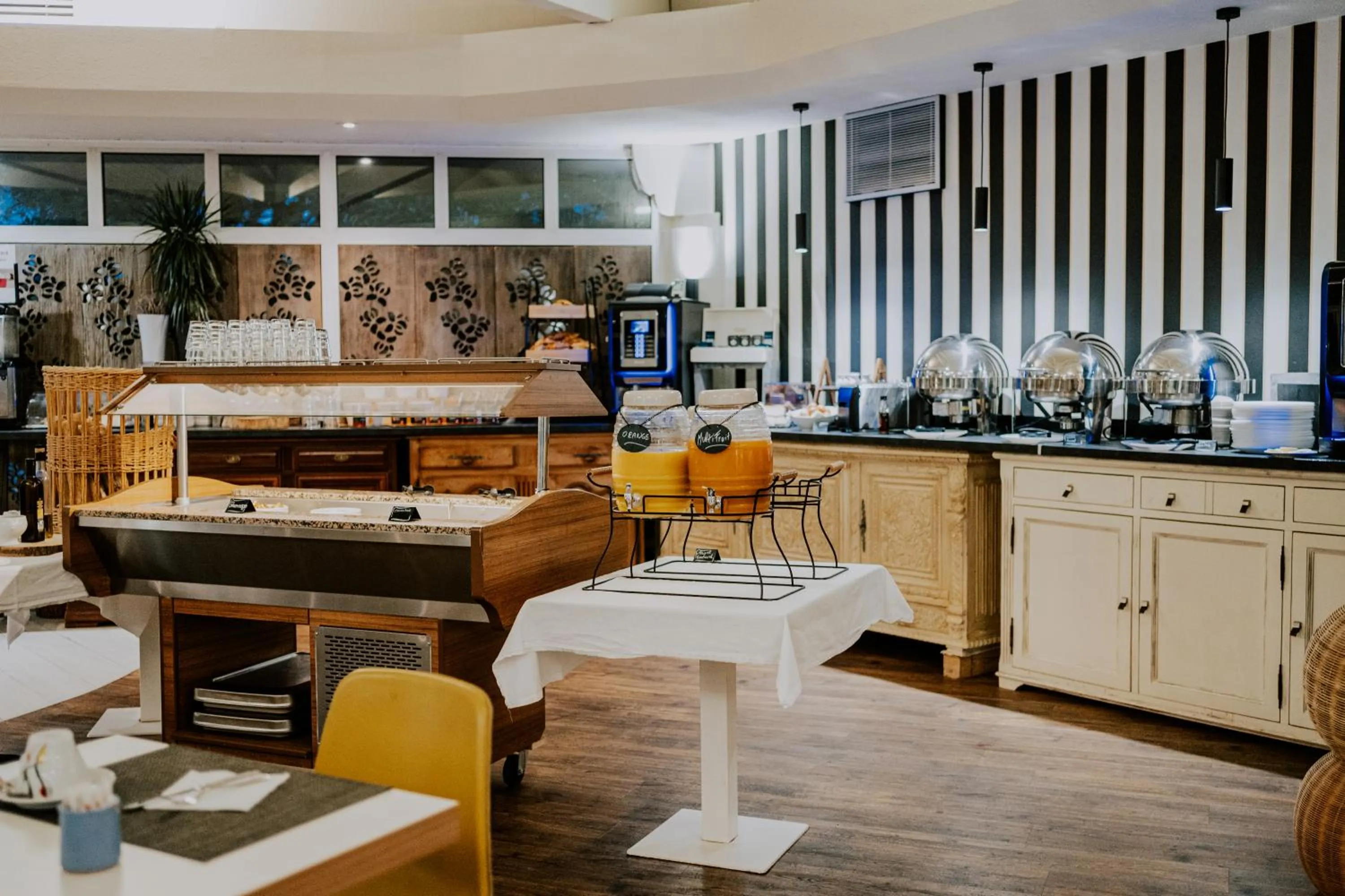 Buffet breakfast in Garrigae Domaine de l'Esterel - piscine & SPA Cinq Mondes