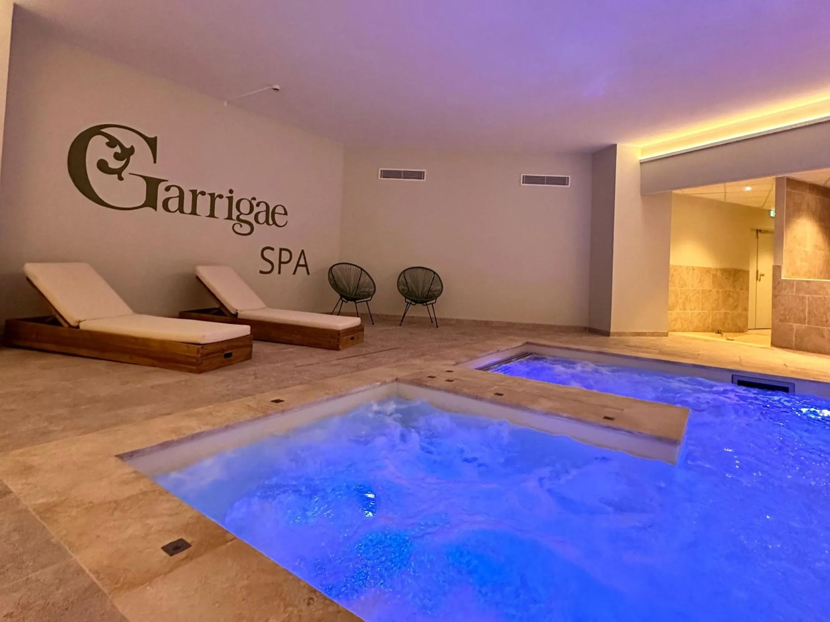 Spa and wellness centre/facilities in Garrigae Domaine de l'Esterel - piscine & SPA Cinq Mondes