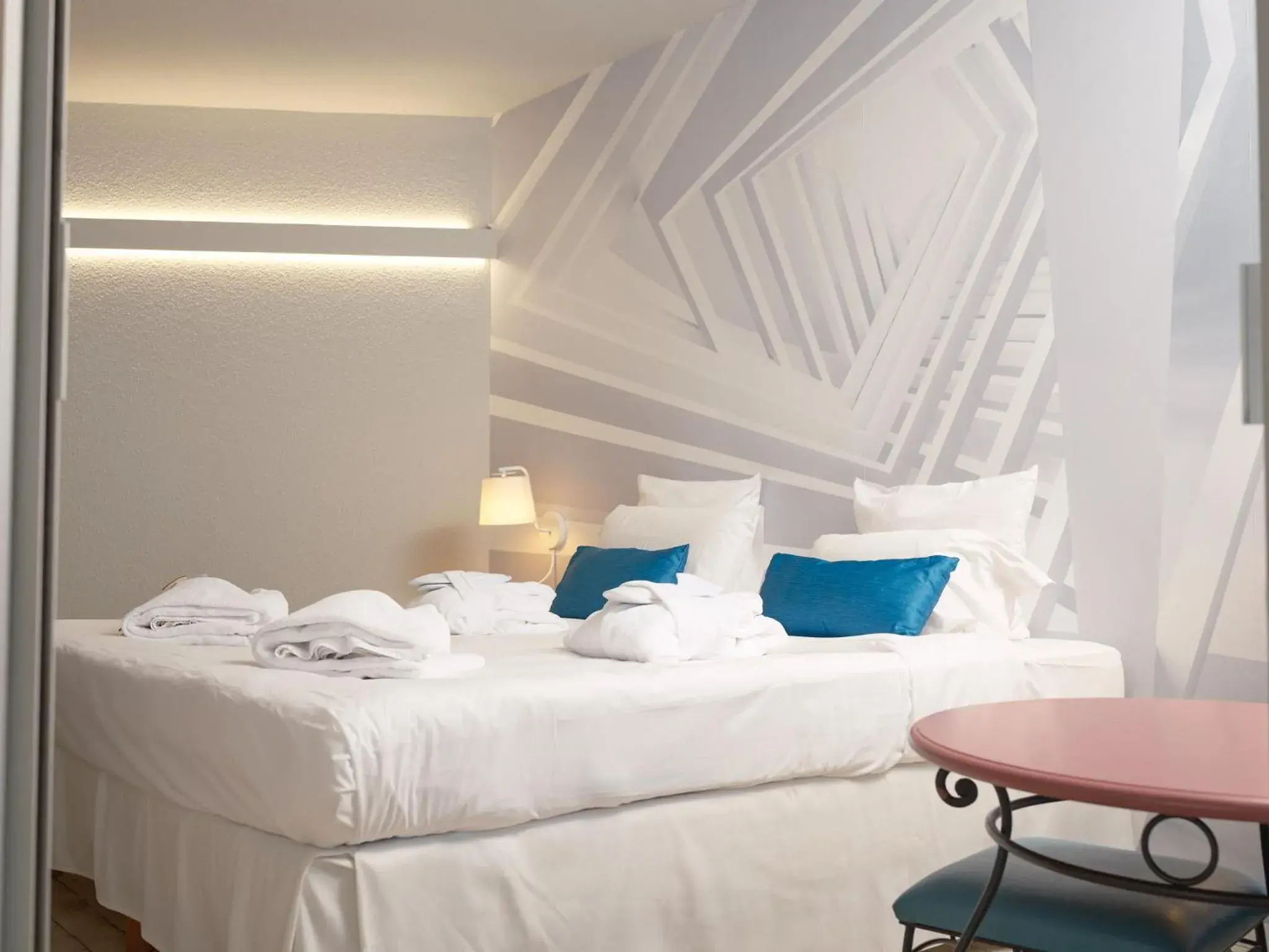 Bedroom, Bed in Garrigae Domaine de l'Esterel - piscine & SPA Cinq Mondes Bedroom, Bed in Garrigae Domaine de l'Esterel - piscine & SPA Cinq Mondes