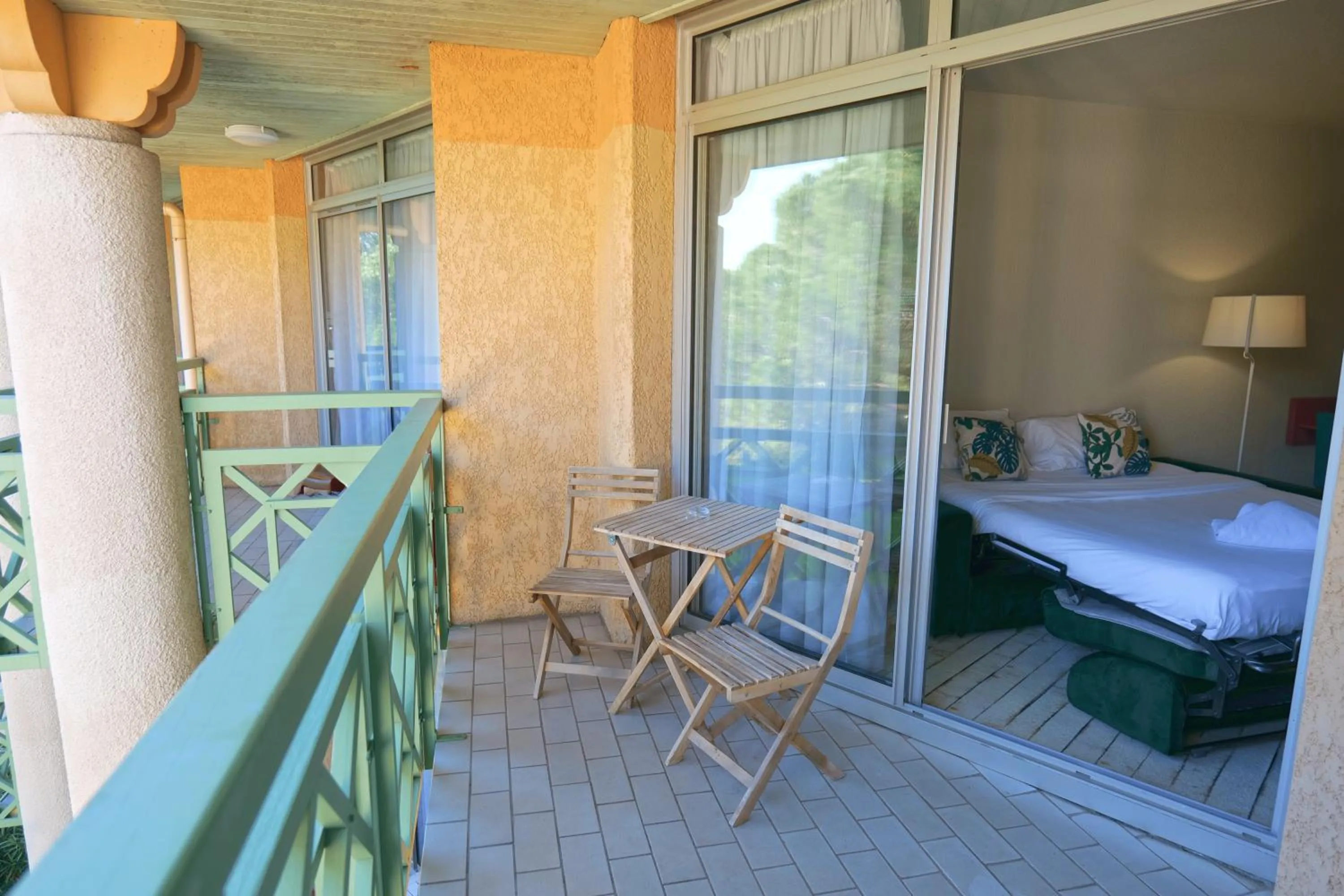Balcony/Terrace in Garrigae Domaine de l'Esterel - piscine & SPA Cinq Mondes