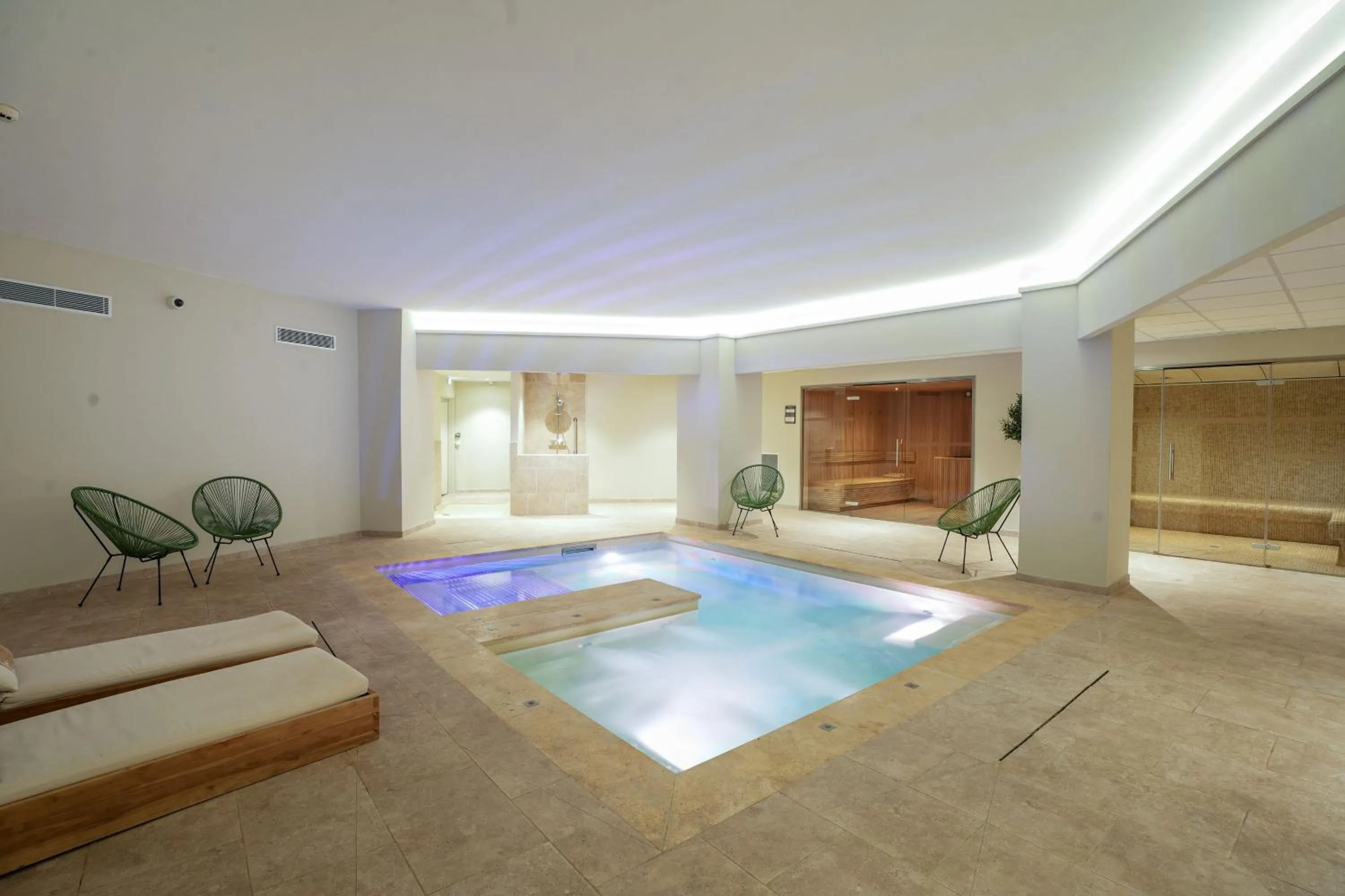 Spa and wellness centre/facilities in Garrigae Domaine de l'Esterel - piscine & SPA Cinq Mondes