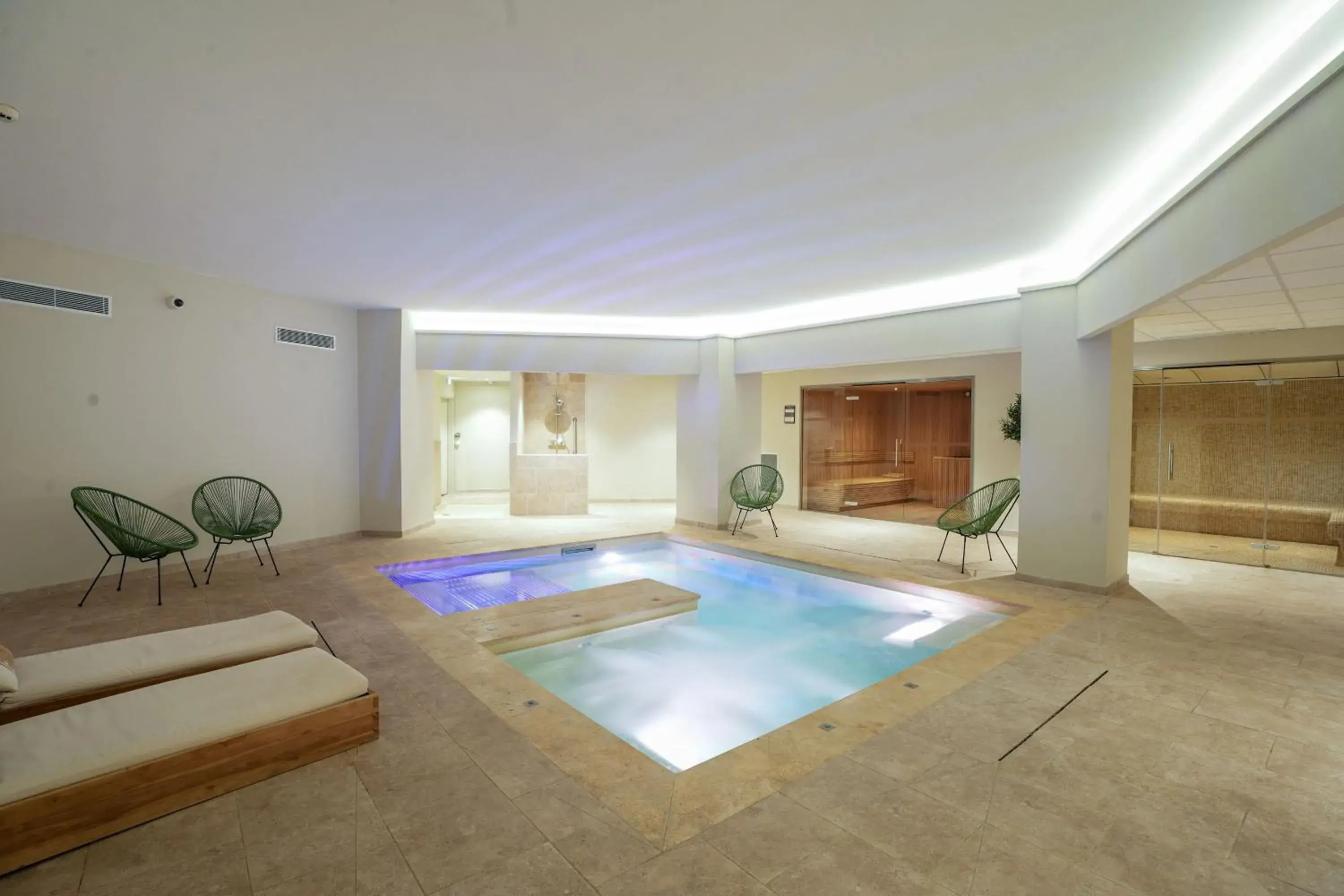 Spa and wellness centre/facilities in Garrigae Domaine de l'Esterel - piscine & SPA Cinq Mondes Spa and wellness centre/facilities in Garrigae Domaine de l'Esterel - piscine & SPA Cinq Mondes