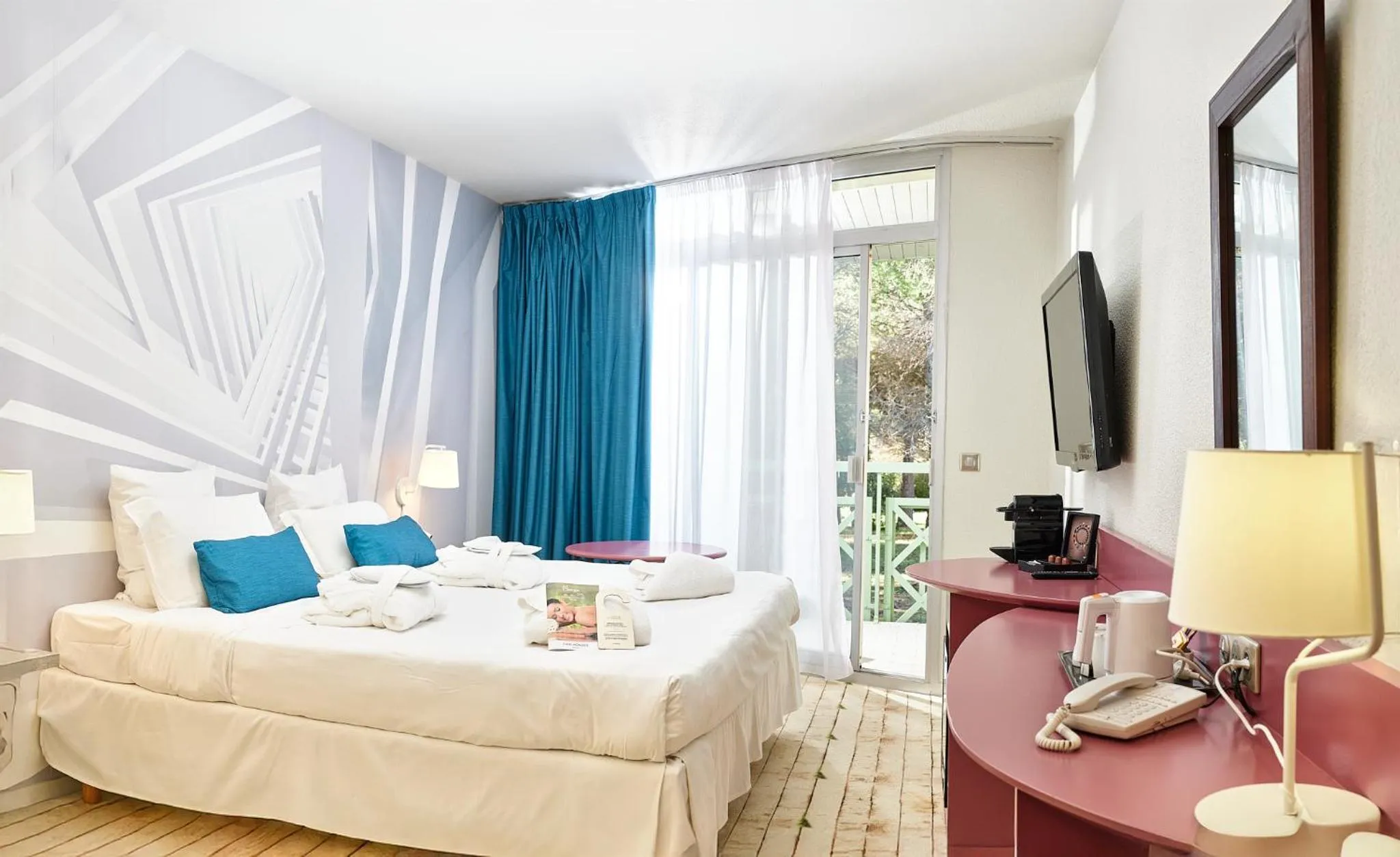 Bedroom, Bed in Garrigae Domaine de l'Esterel - piscine & SPA Cinq Mondes