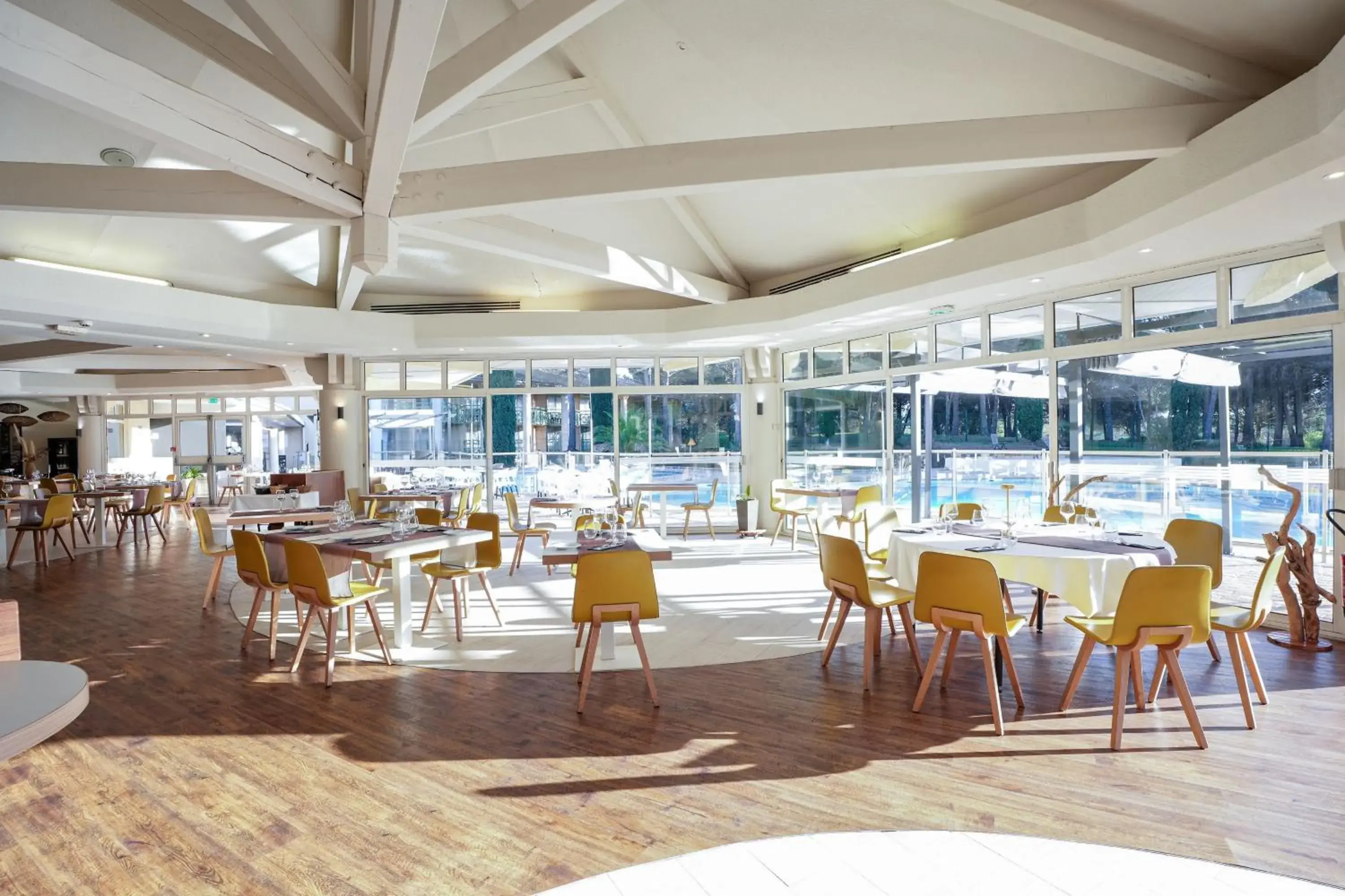 Restaurant/places to eat in Garrigae Domaine de l'Esterel - piscine & SPA Cinq Mondes Restaurant/places to eat in Garrigae Domaine de l'Esterel - piscine & SPA Cinq Mondes