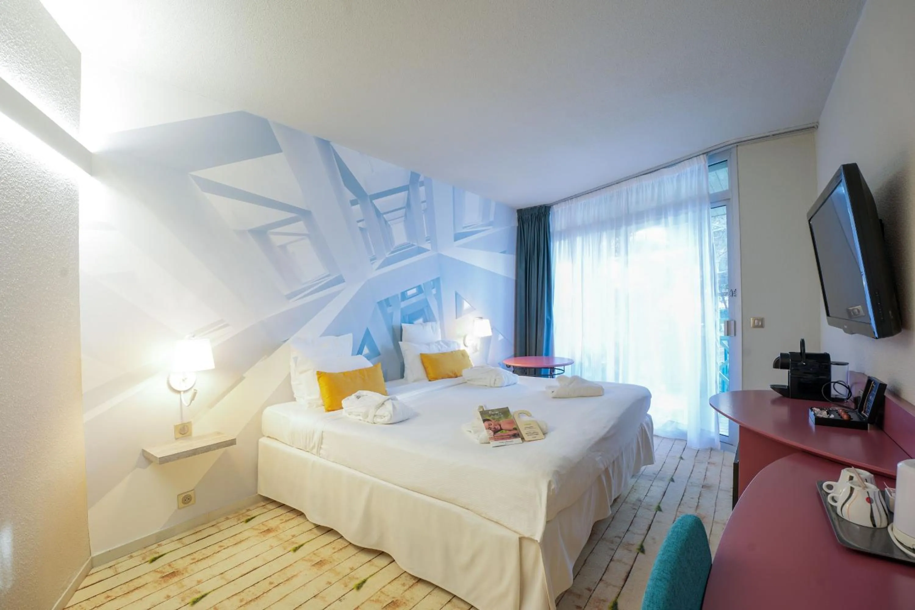 Photo of the whole room, Bed in Garrigae Domaine de l'Esterel - piscine & SPA Cinq Mondes