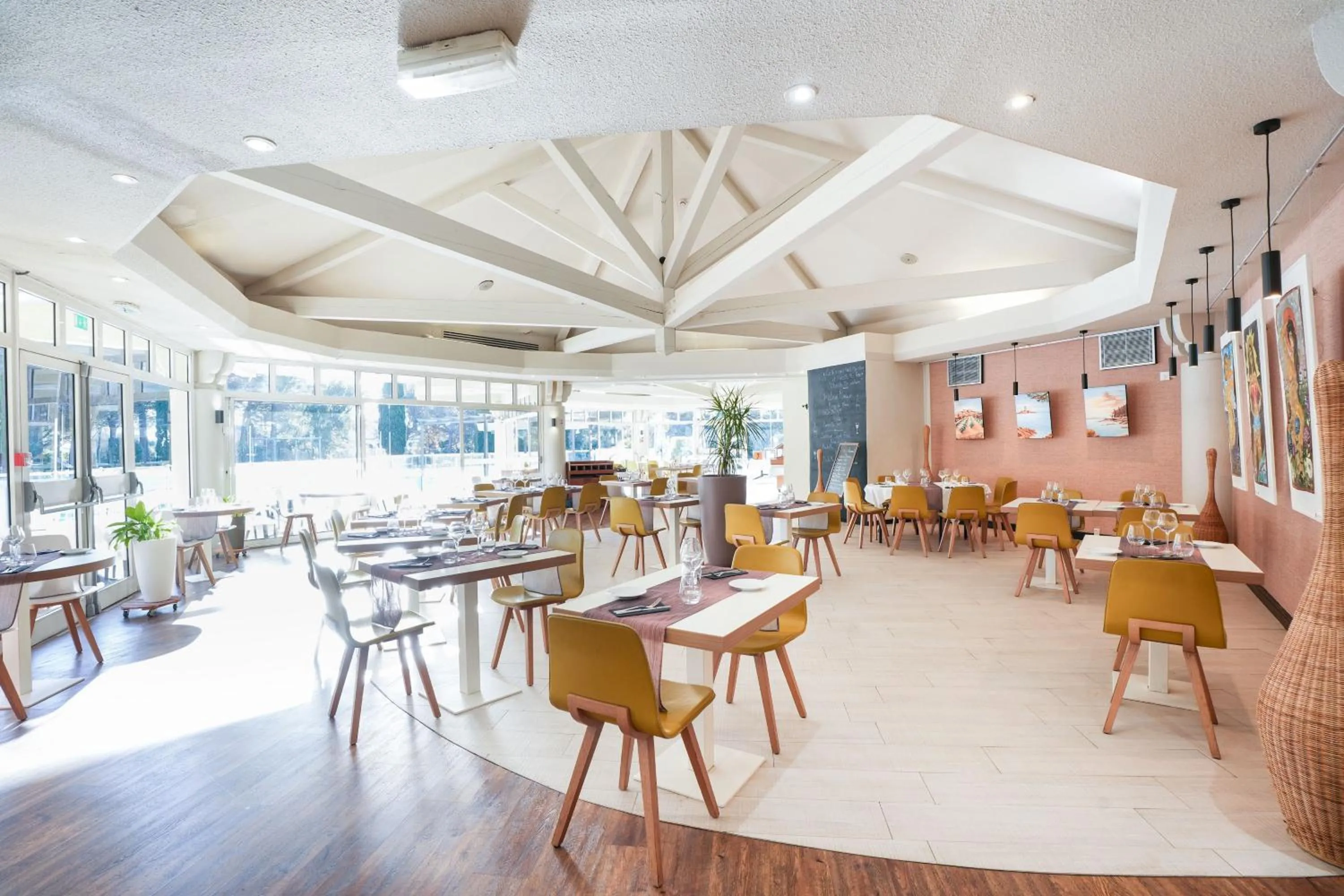 Restaurant/places to eat in Garrigae Domaine de l'Esterel - piscine & SPA Cinq Mondes