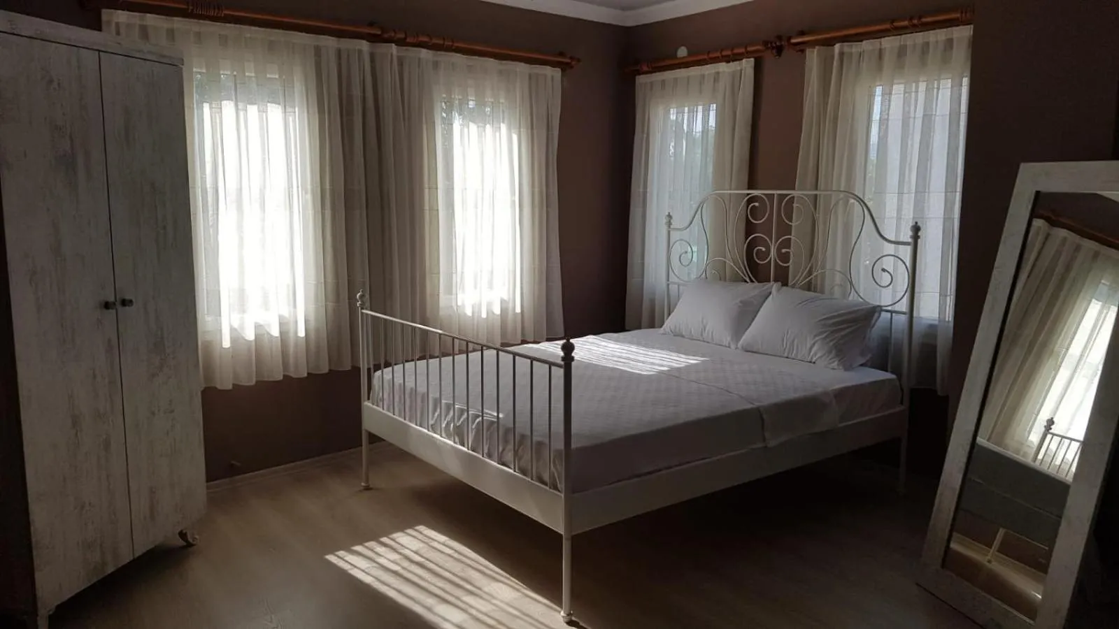 Bed in Queen Bee Hotel