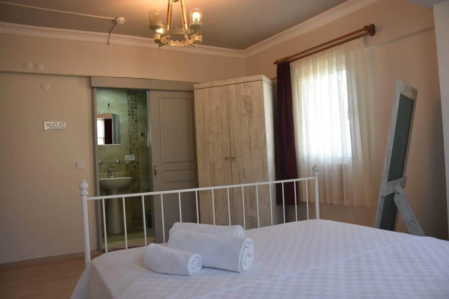 Bed in Queen Bee Hotel