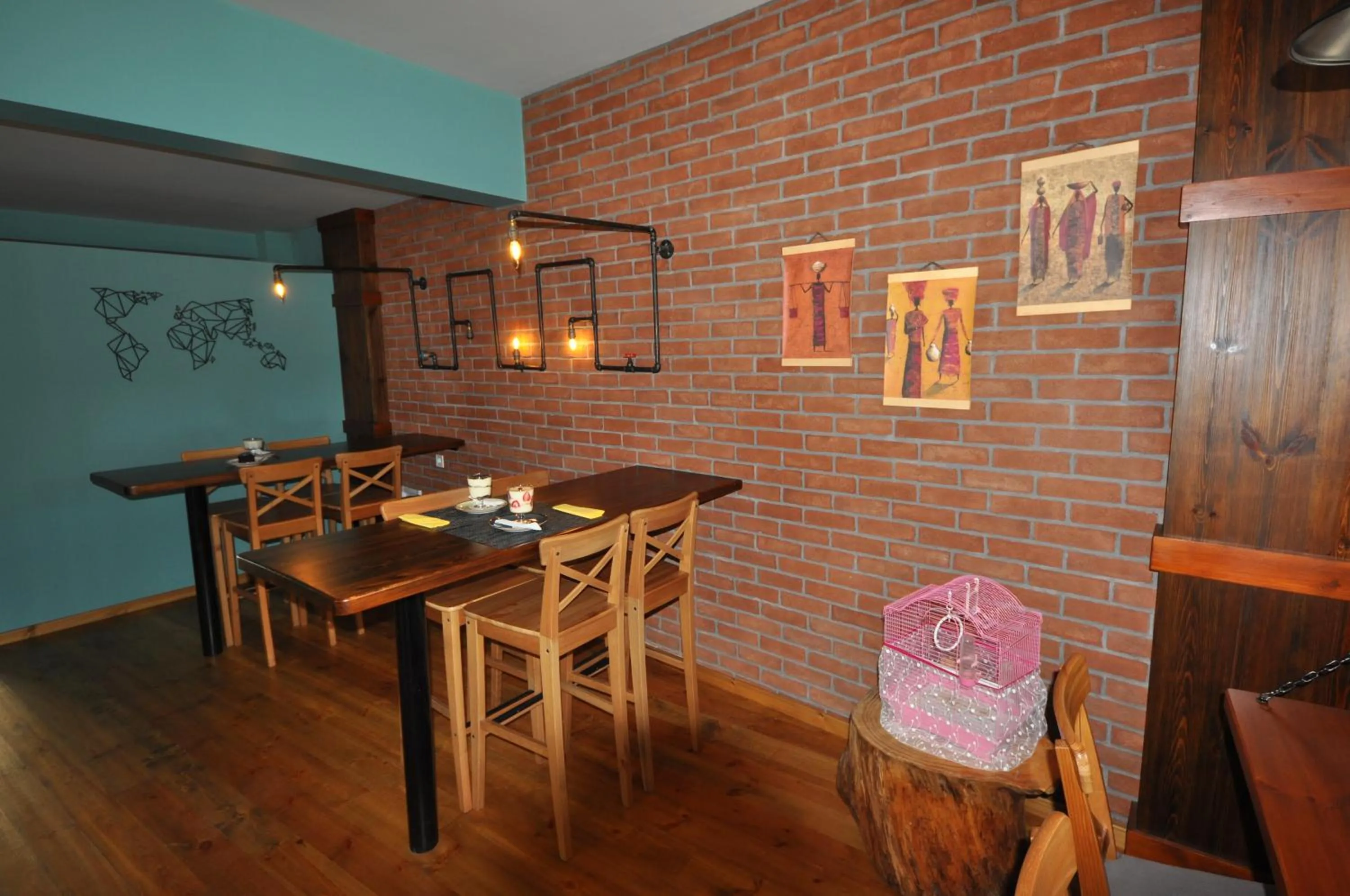 Restaurant/places to eat in Queen Bee Hotel