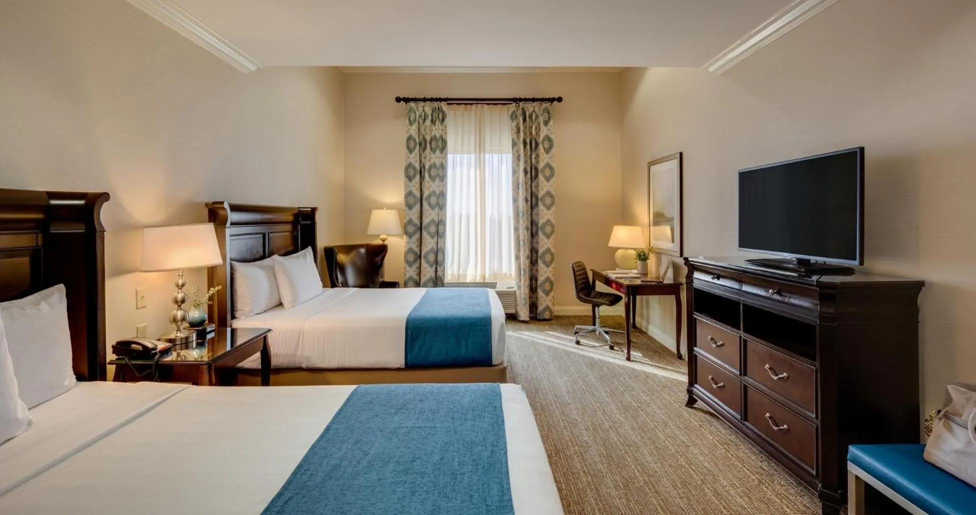 TV and multimedia, Bed in Ayres Hotel Fountain Valley - Huntington Beach