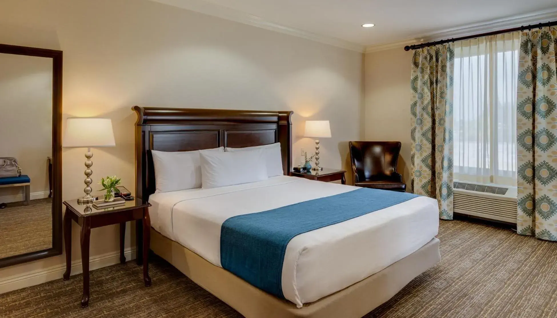 Bed in Ayres Hotel Fountain Valley - Huntington Beach Bed in Ayres Hotel Fountain Valley - Huntington Beach