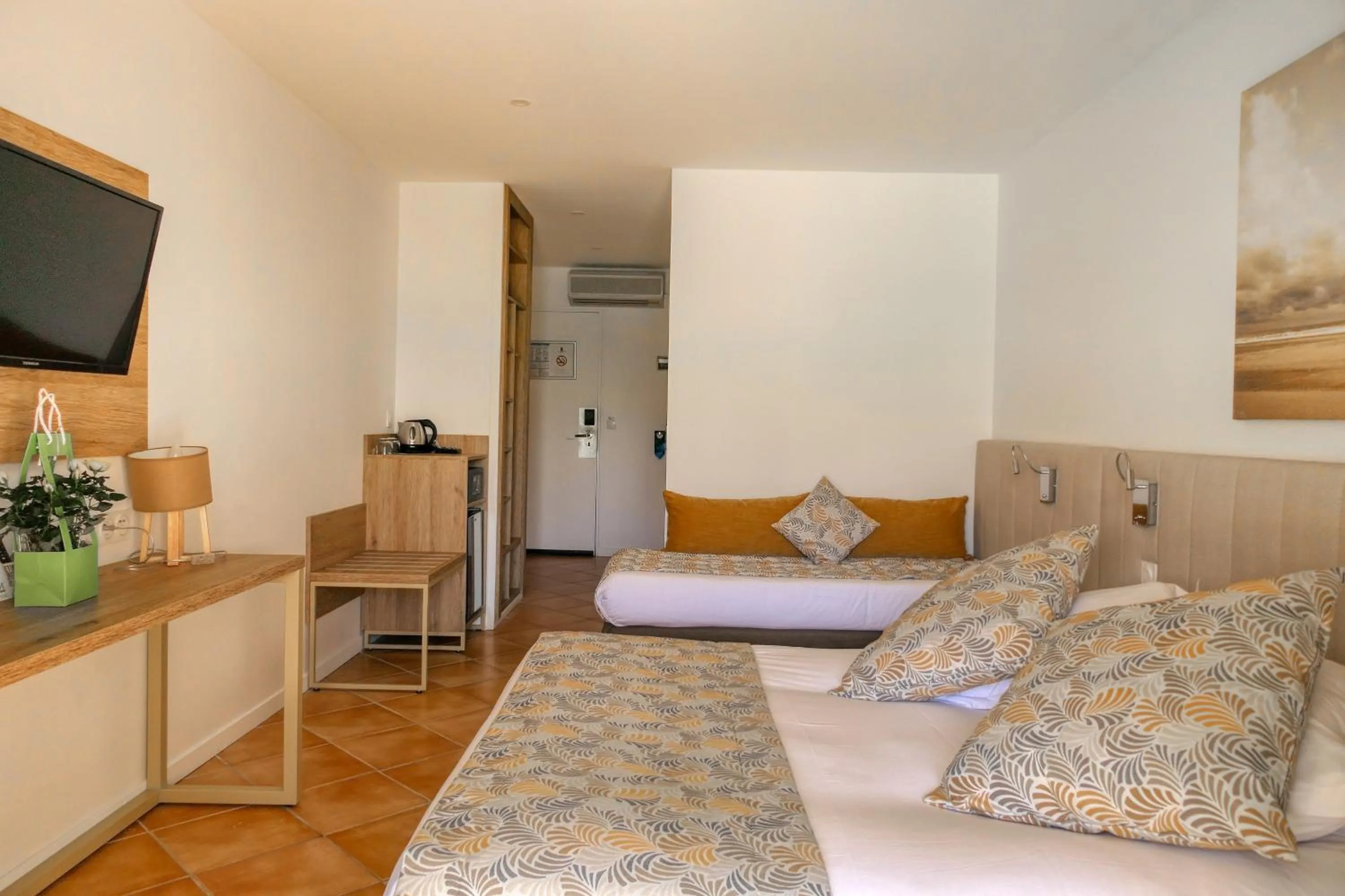 Bed in Logis Hôtel Le Rodin