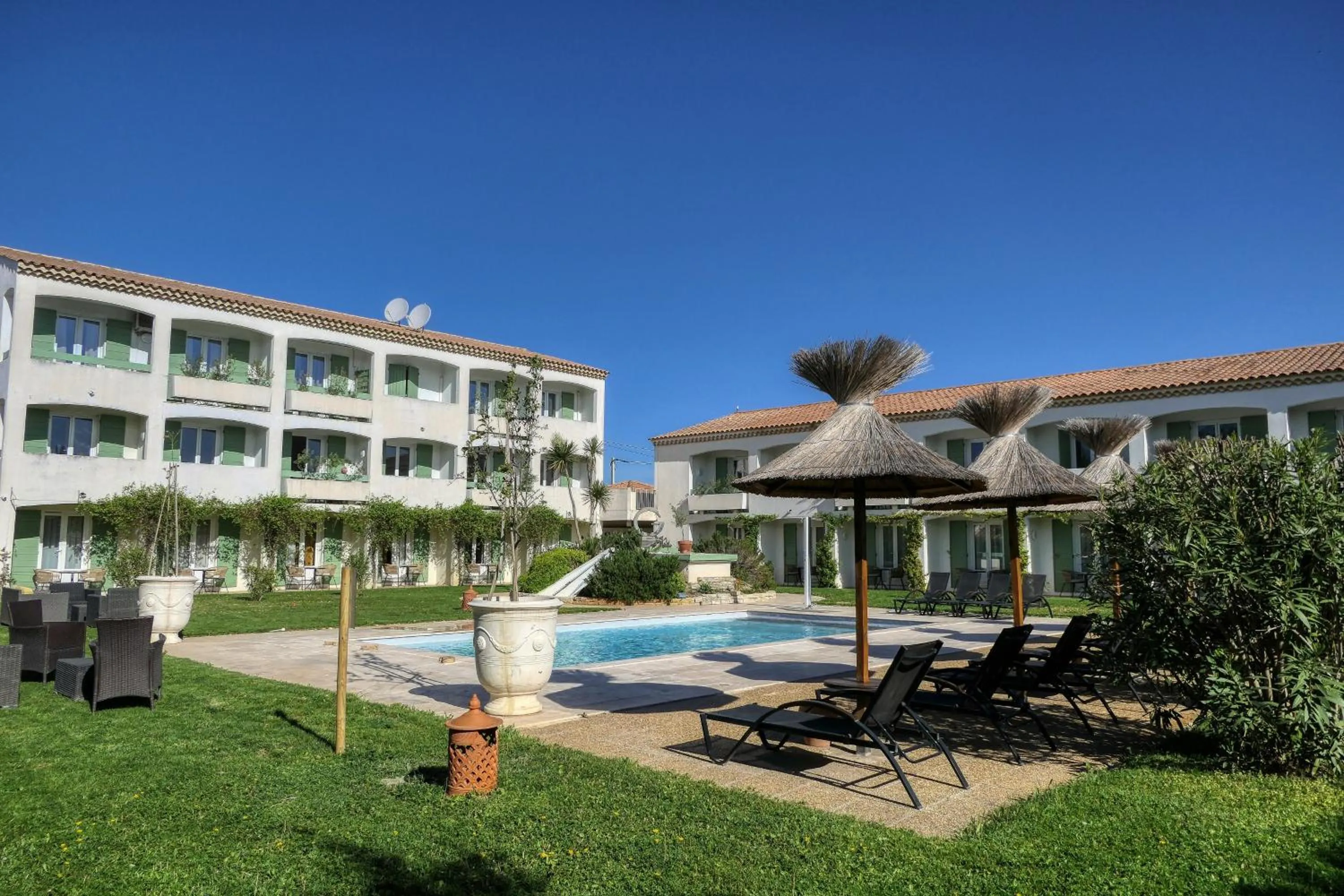 Patio in Logis Hôtel Le Rodin