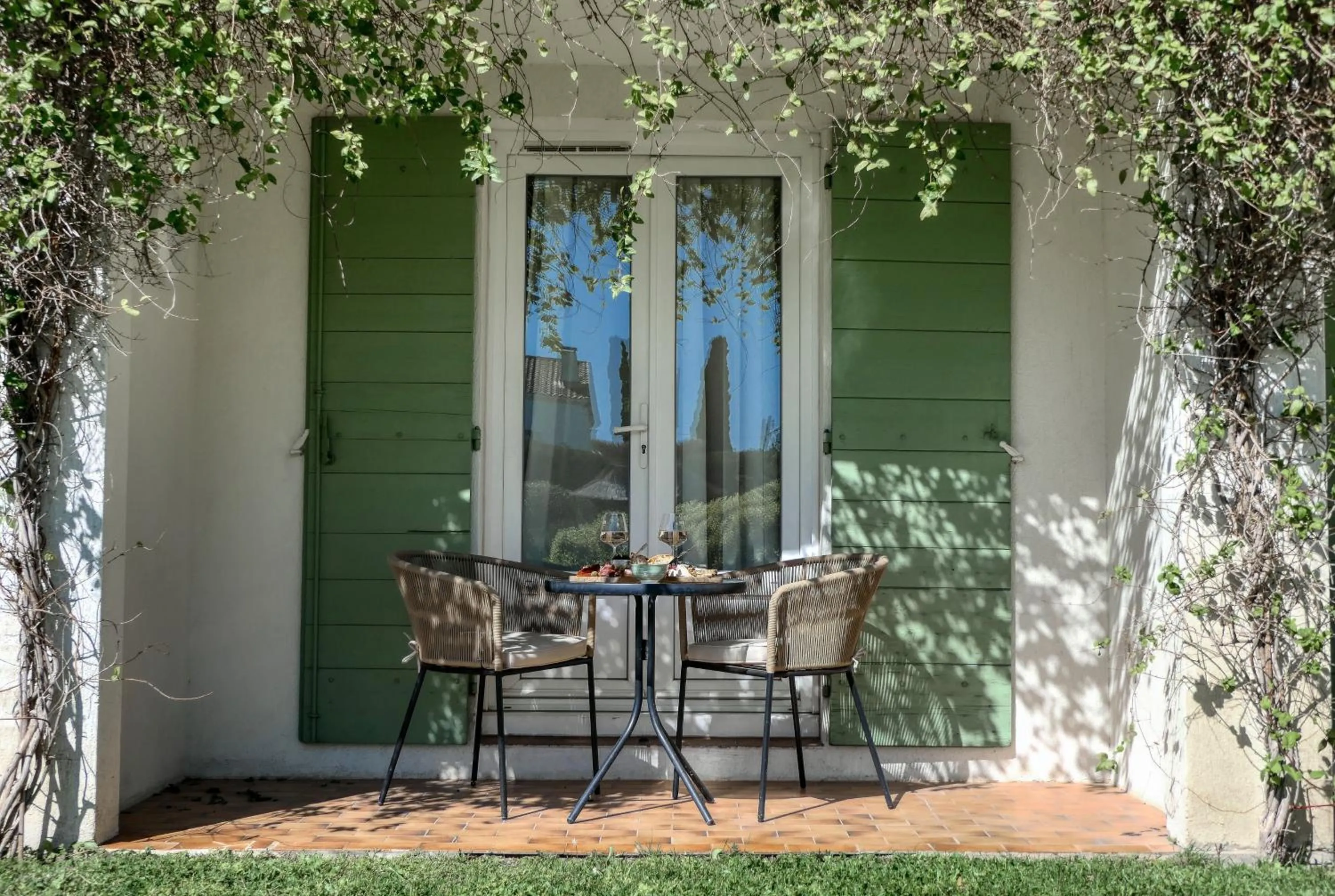 Patio in Logis Hôtel Le Rodin