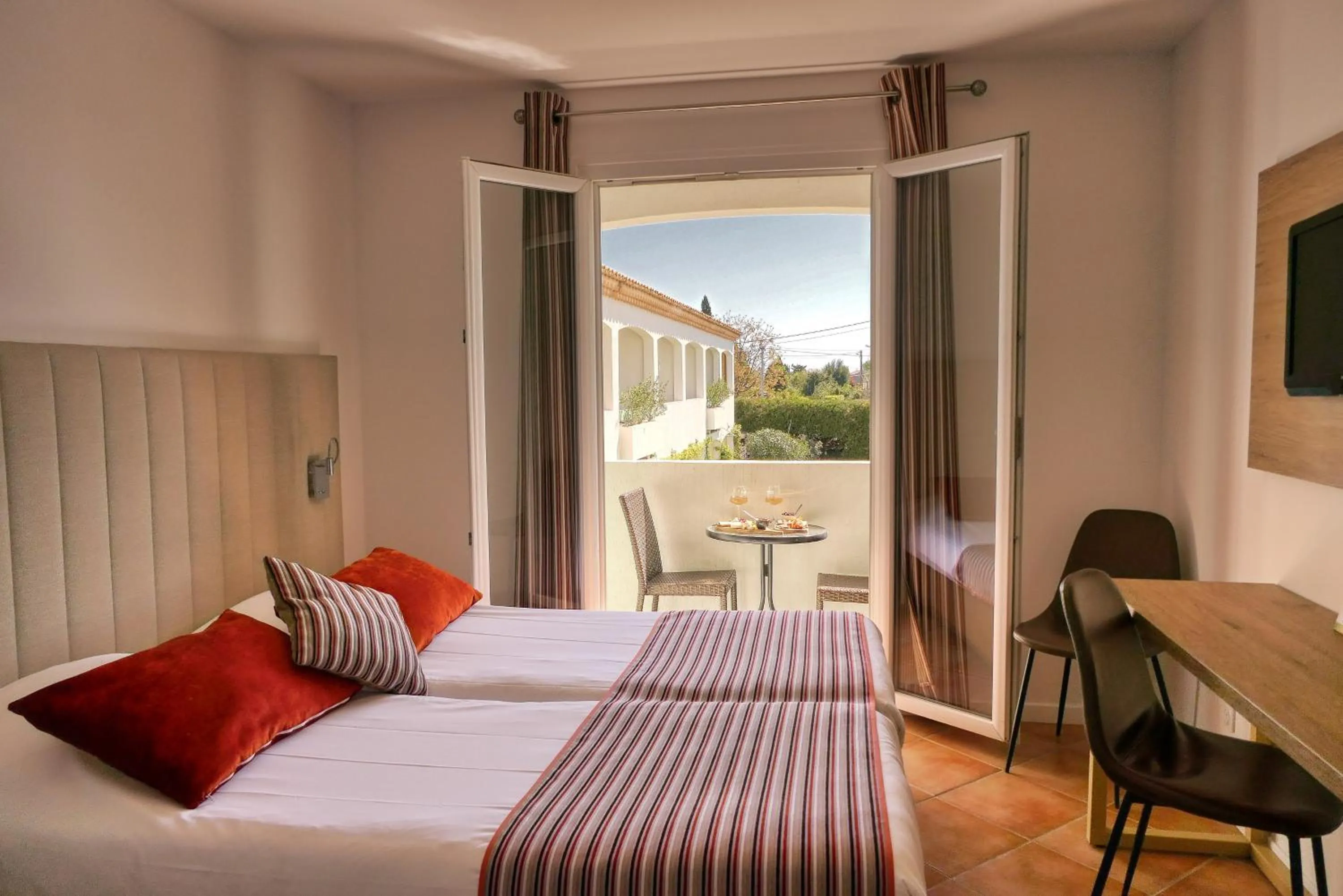 Bed in Logis Hôtel Le Rodin