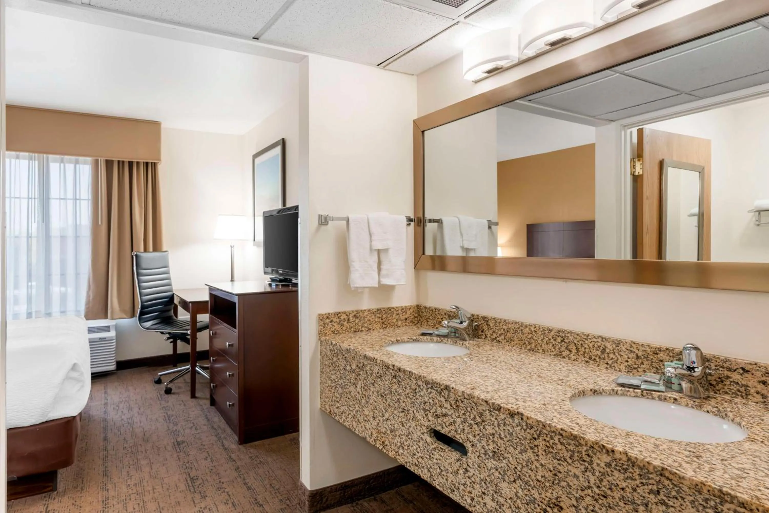 Bedroom in Best Western Yellowstone Crossing