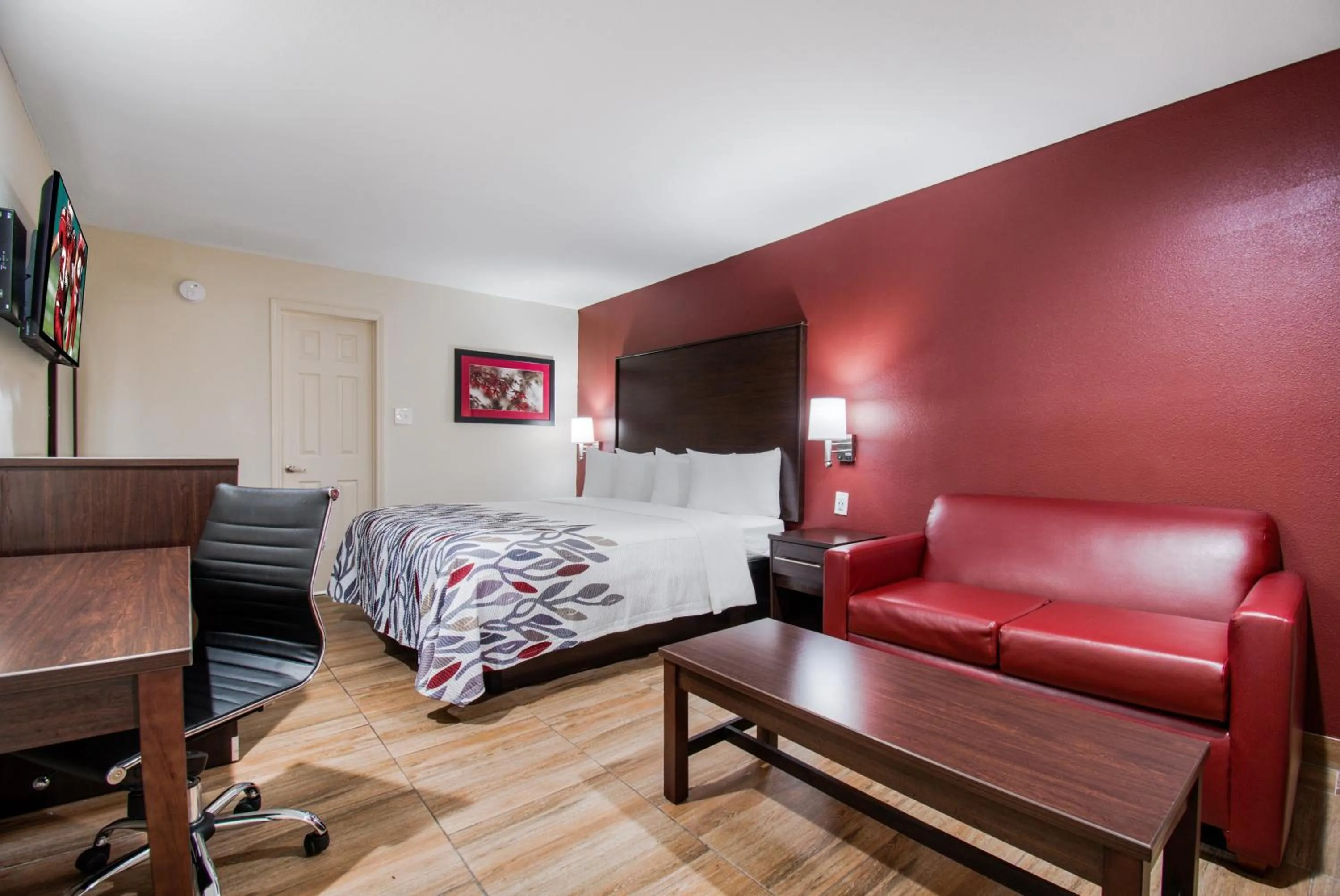 Photo of the whole room, Bed in Red Roof Inn Houston – Spring North