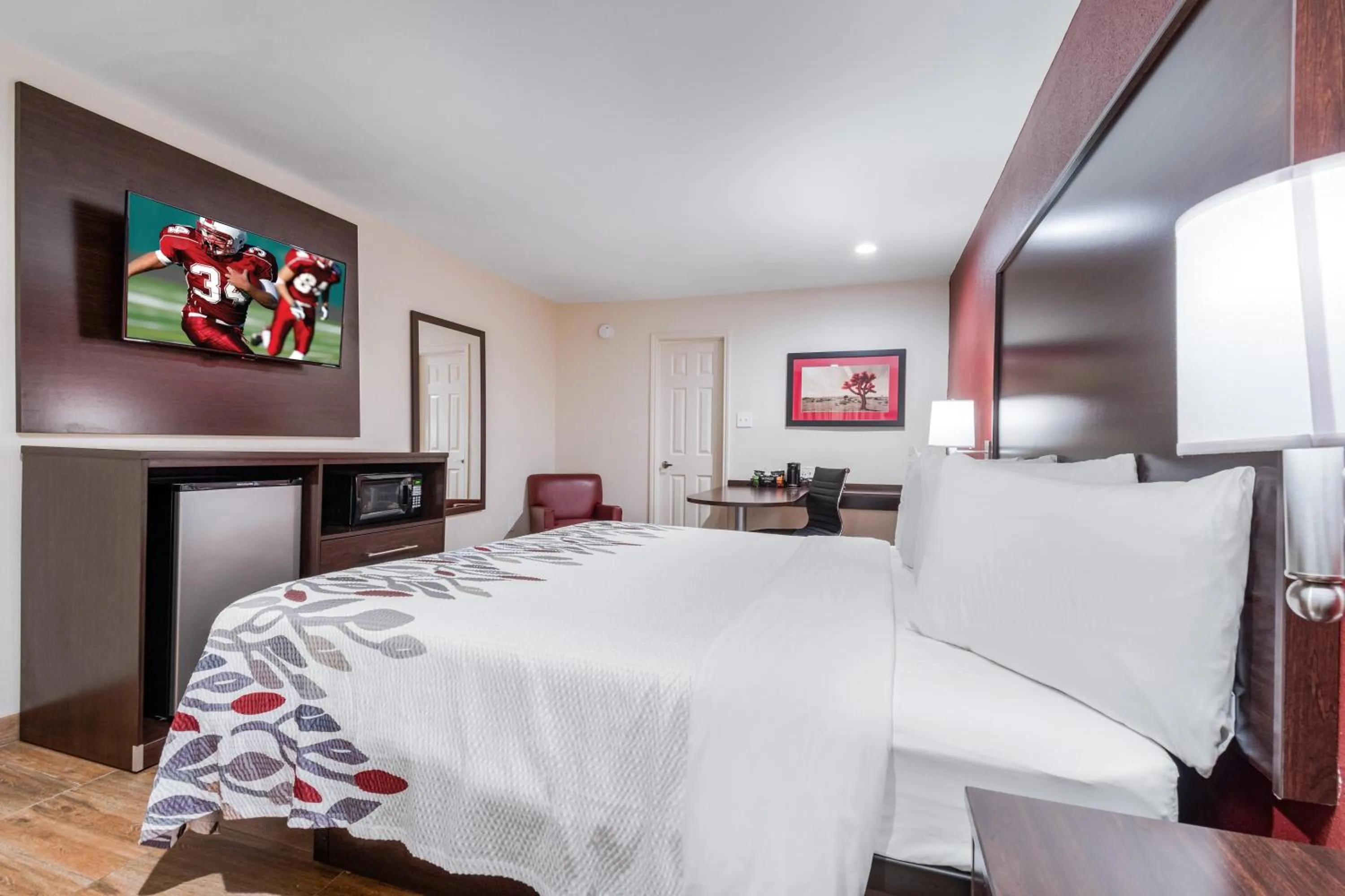 Photo of the whole room, Bed in Red Roof Inn Houston – Spring North