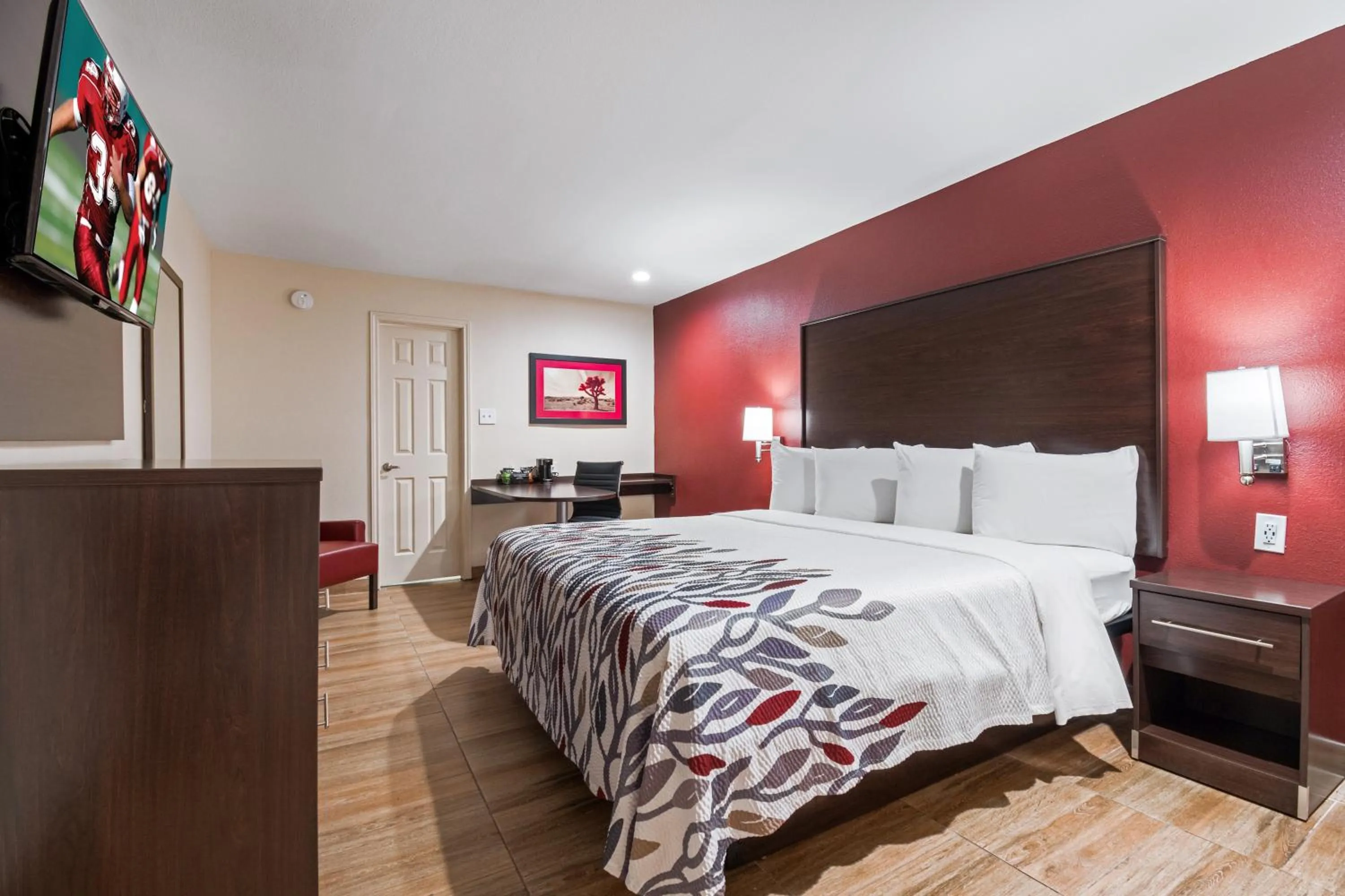 Photo of the whole room, Bed in Red Roof Inn Houston – Spring North
