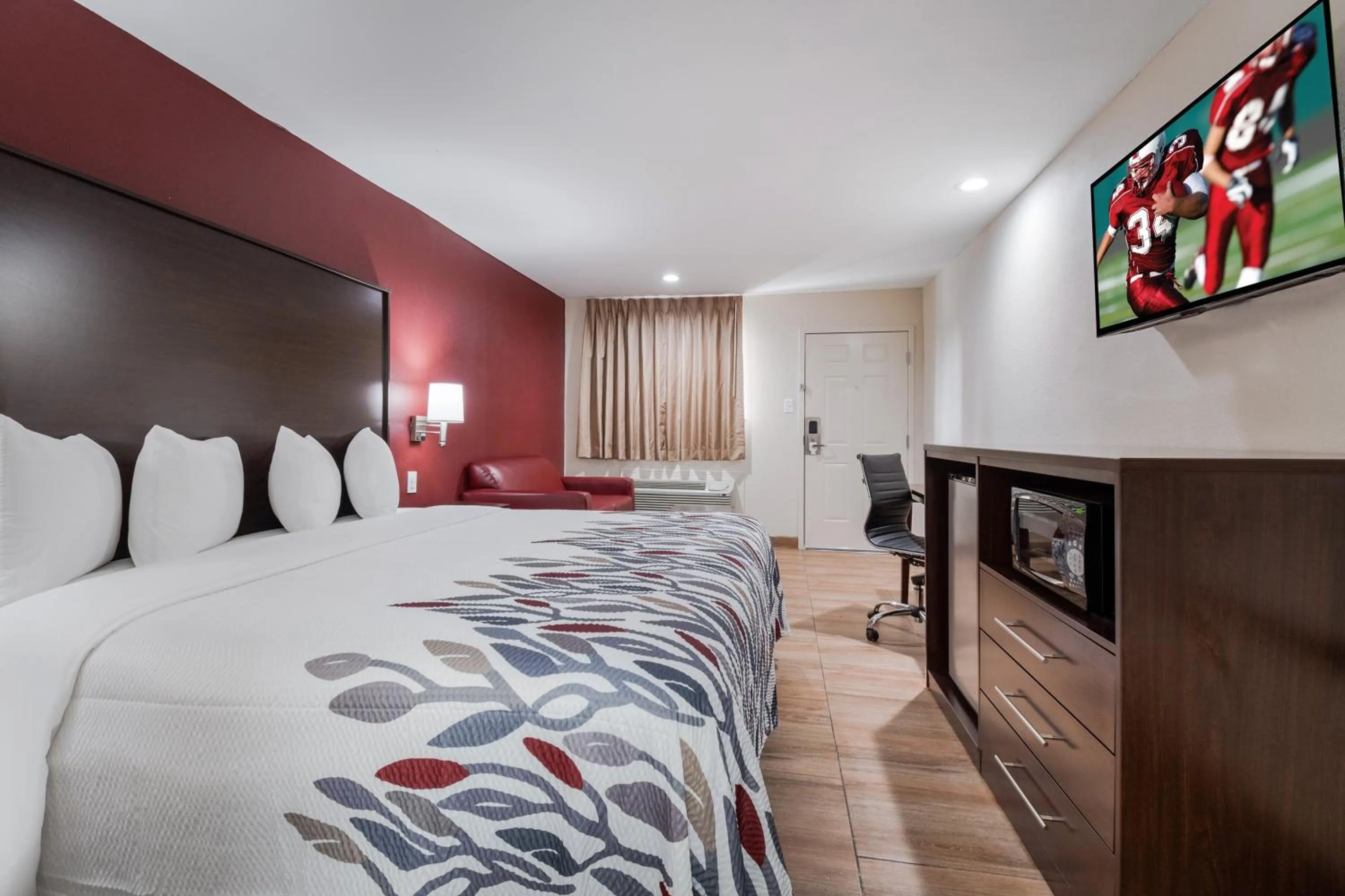 Photo of the whole room, Bed in Red Roof Inn Houston – Spring North