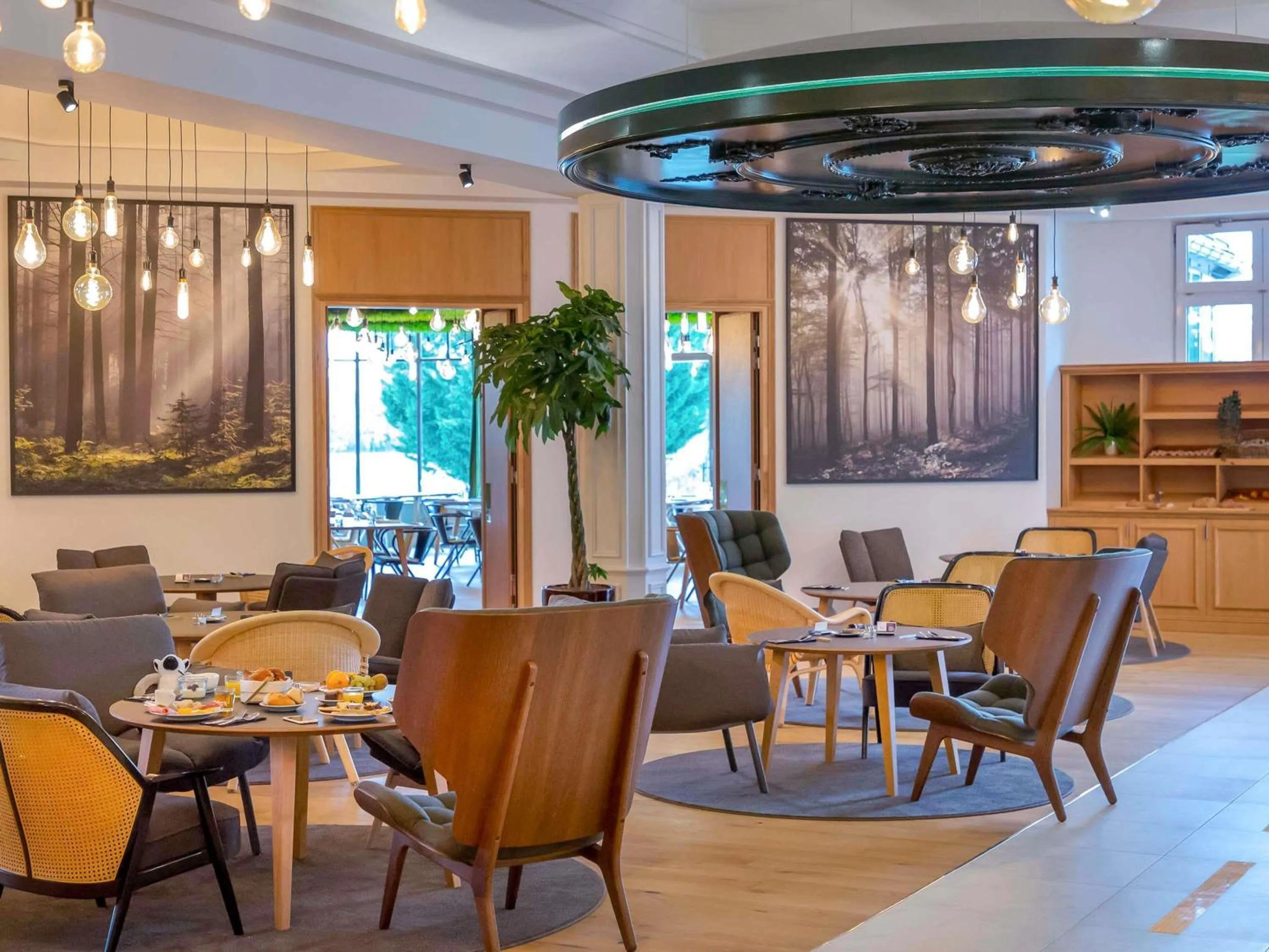 Restaurant/places to eat in Mercure Chantilly Resort & Conventions