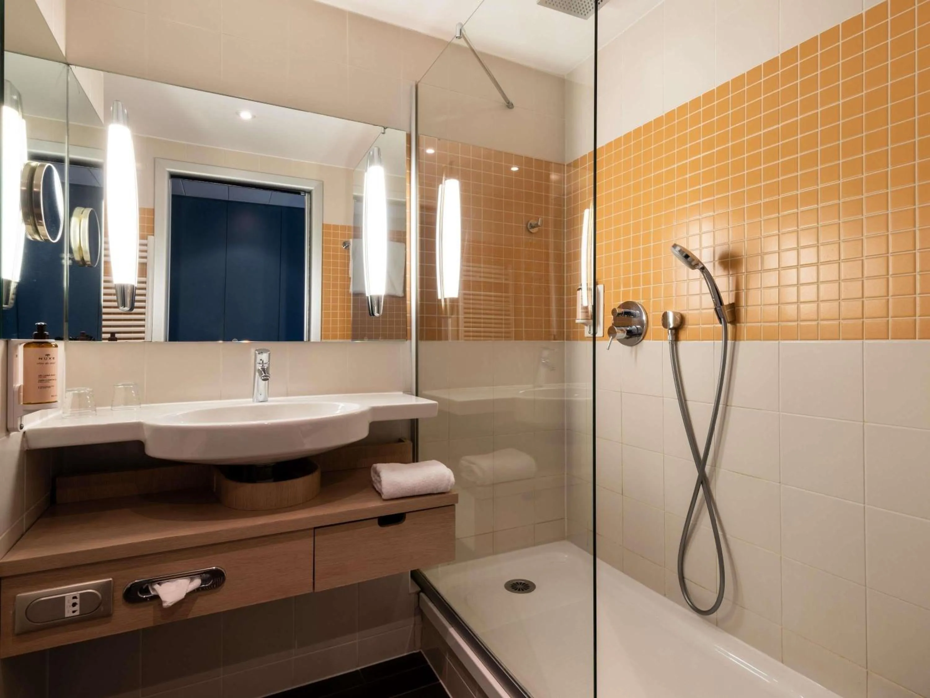 Bedroom in Mercure Chantilly Resort & Conventions