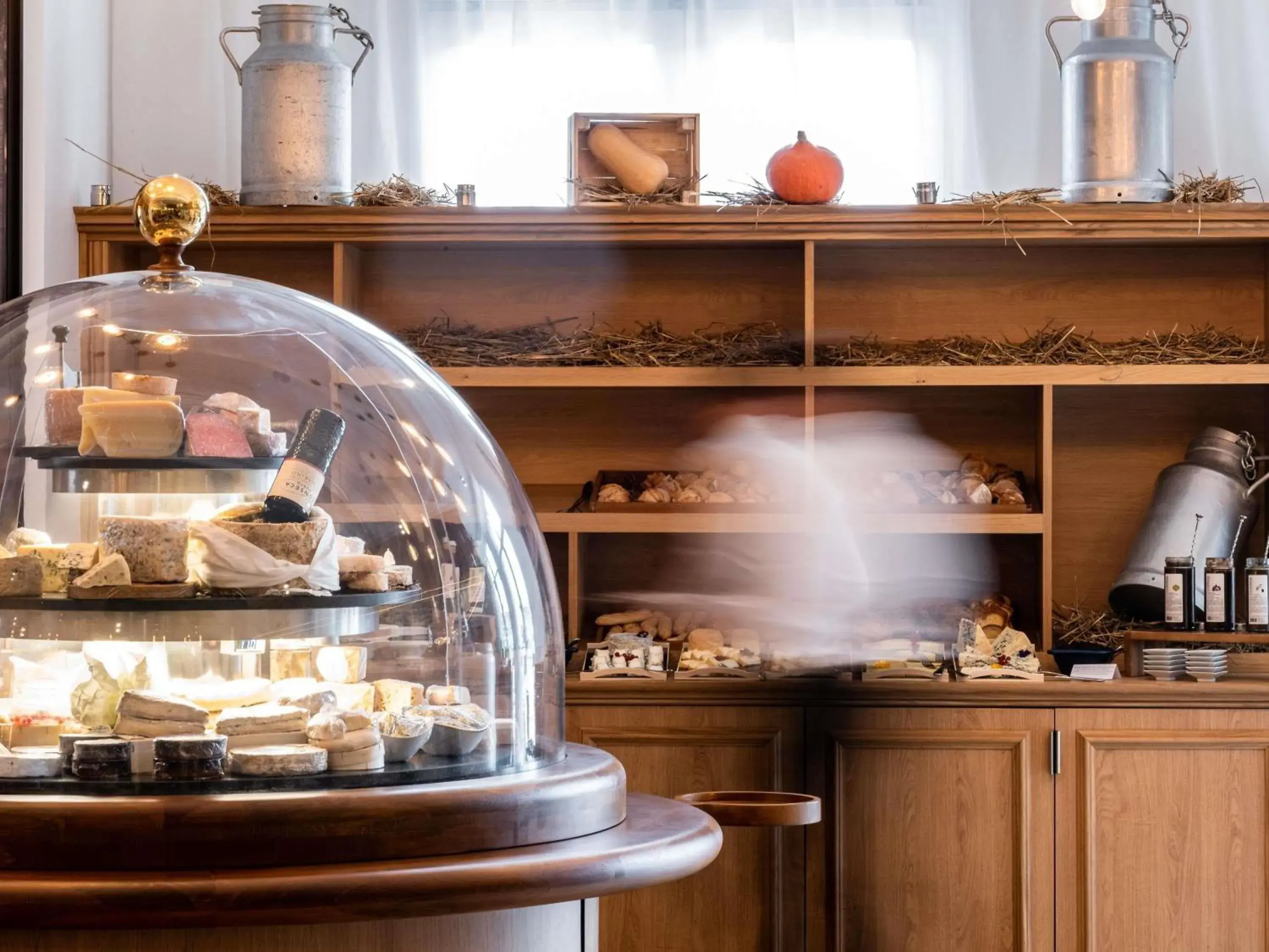 Restaurant/places to eat in Mercure Chantilly Resort & Conventions Restaurant/places to eat in Mercure Chantilly Resort & Conventions