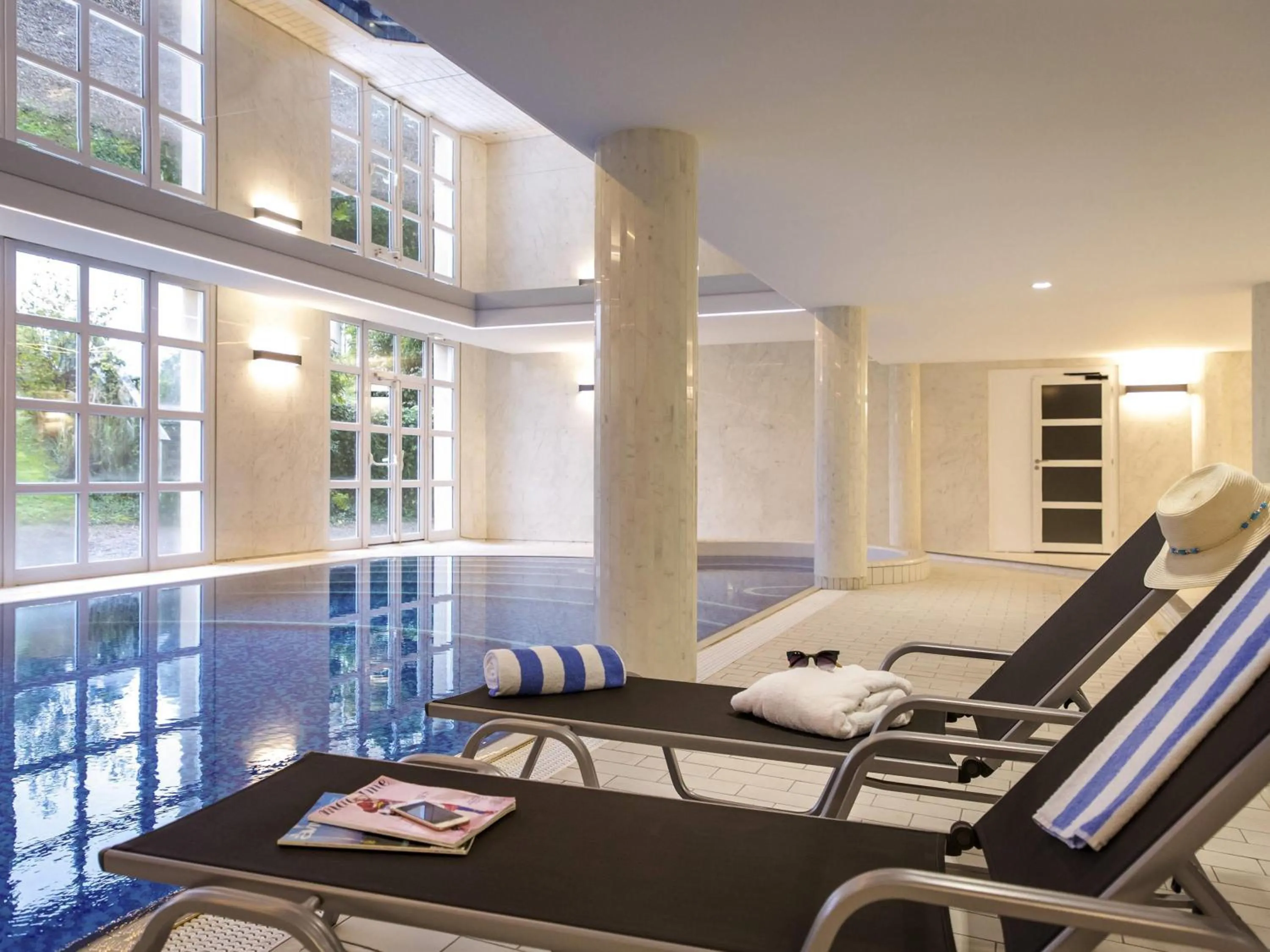 Pool view in Mercure Chantilly Resort & Conventions