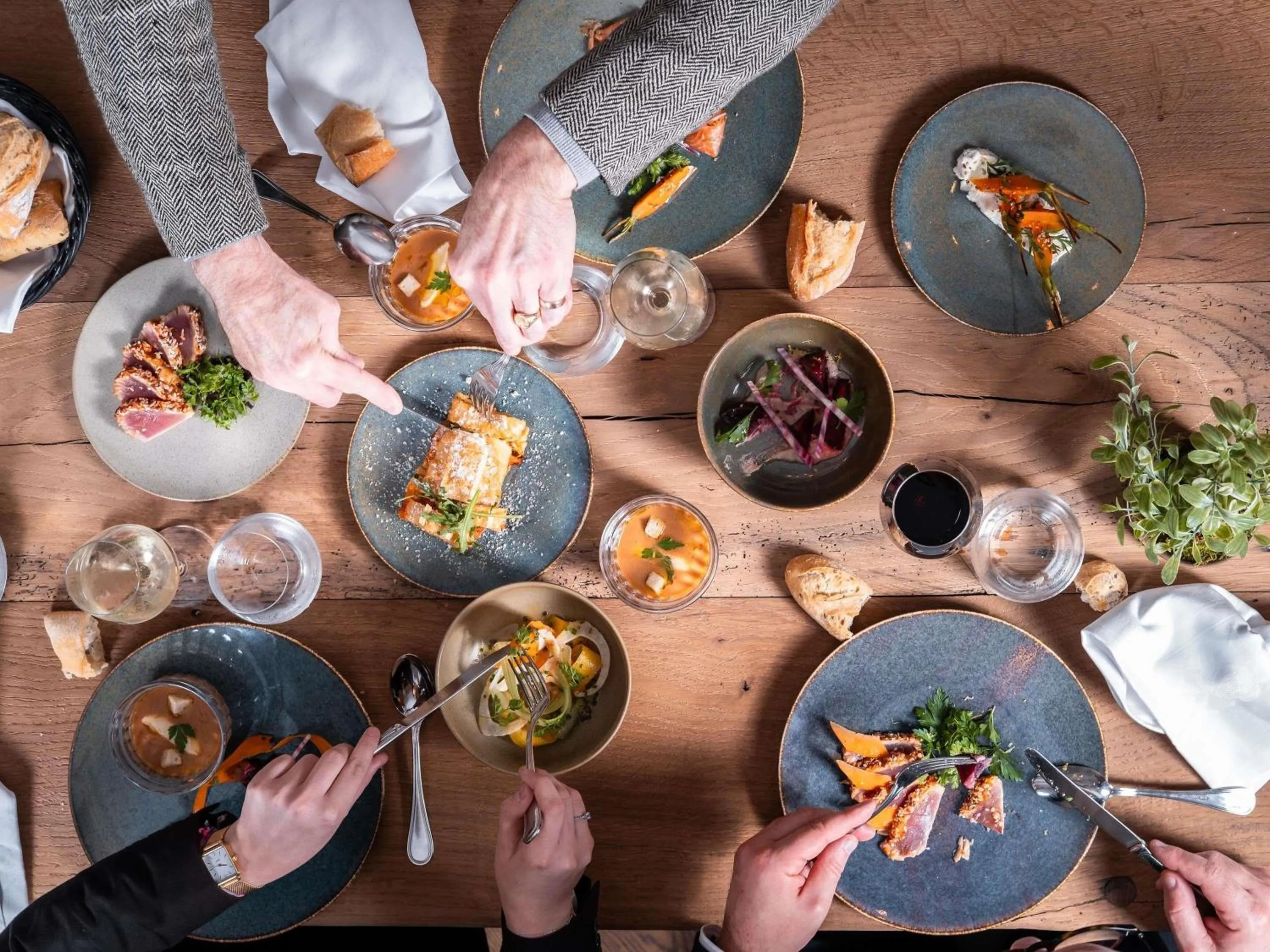 Restaurant/places to eat in Mercure Chantilly Resort & Conventions