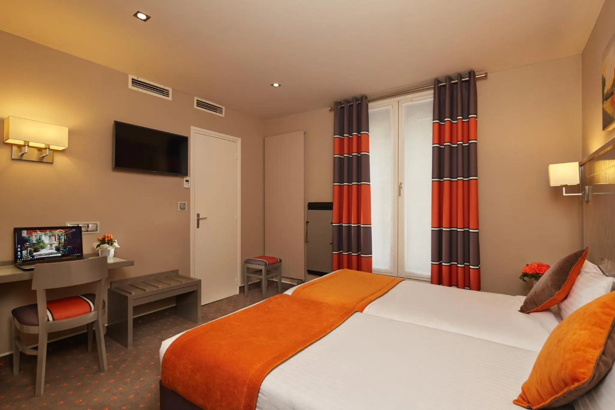 Photo of the whole room, Bed in Beaugrenelle St-Charles Tour Eiffel