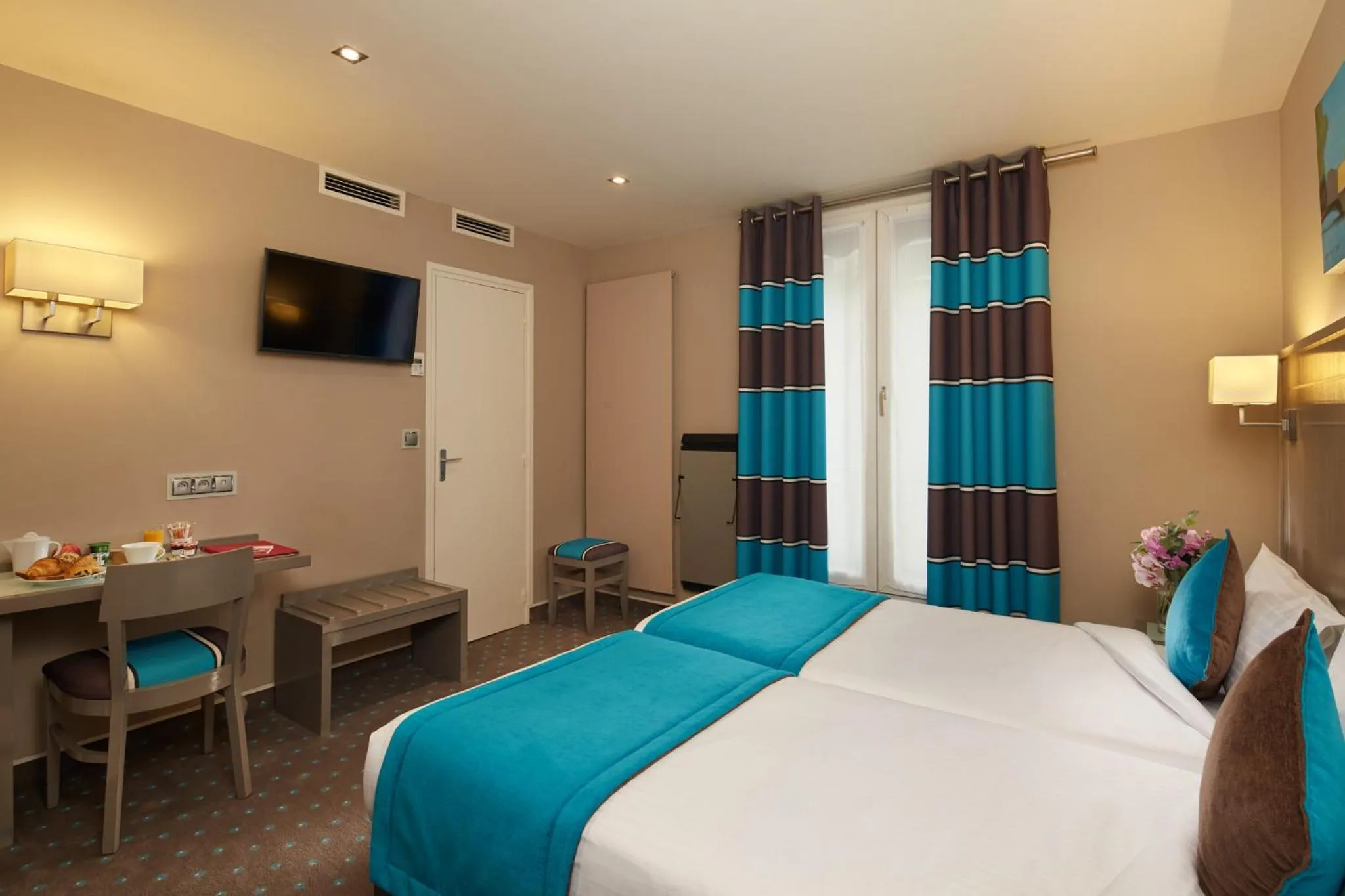 Photo of the whole room, Bed in Beaugrenelle St-Charles Tour Eiffel