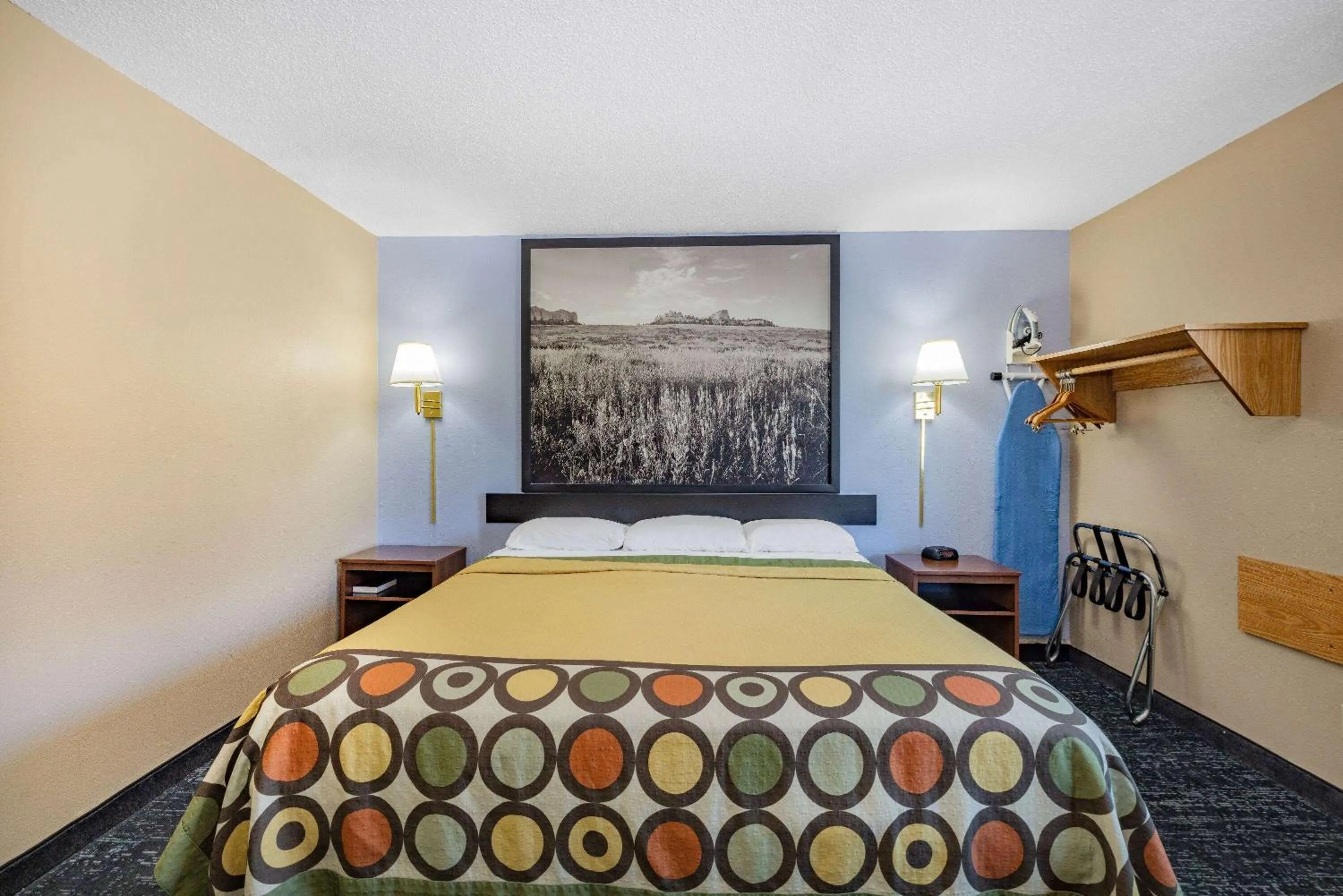 Photo of the whole room, Bed in Super 8 by Wyndham Valentine NE