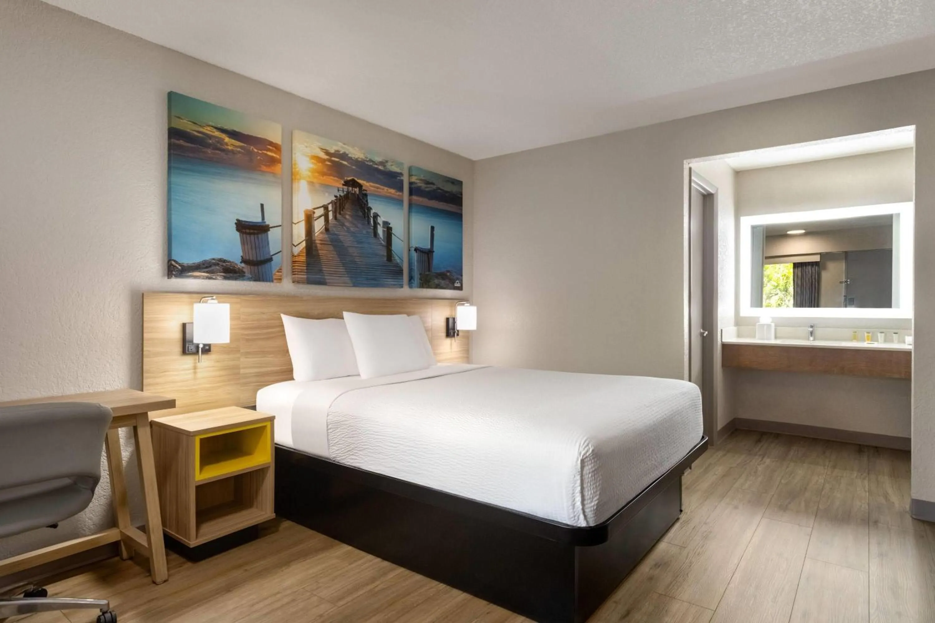 Photo of the whole room, Bed in Days Inn by Wyndham Apopka/Orlando