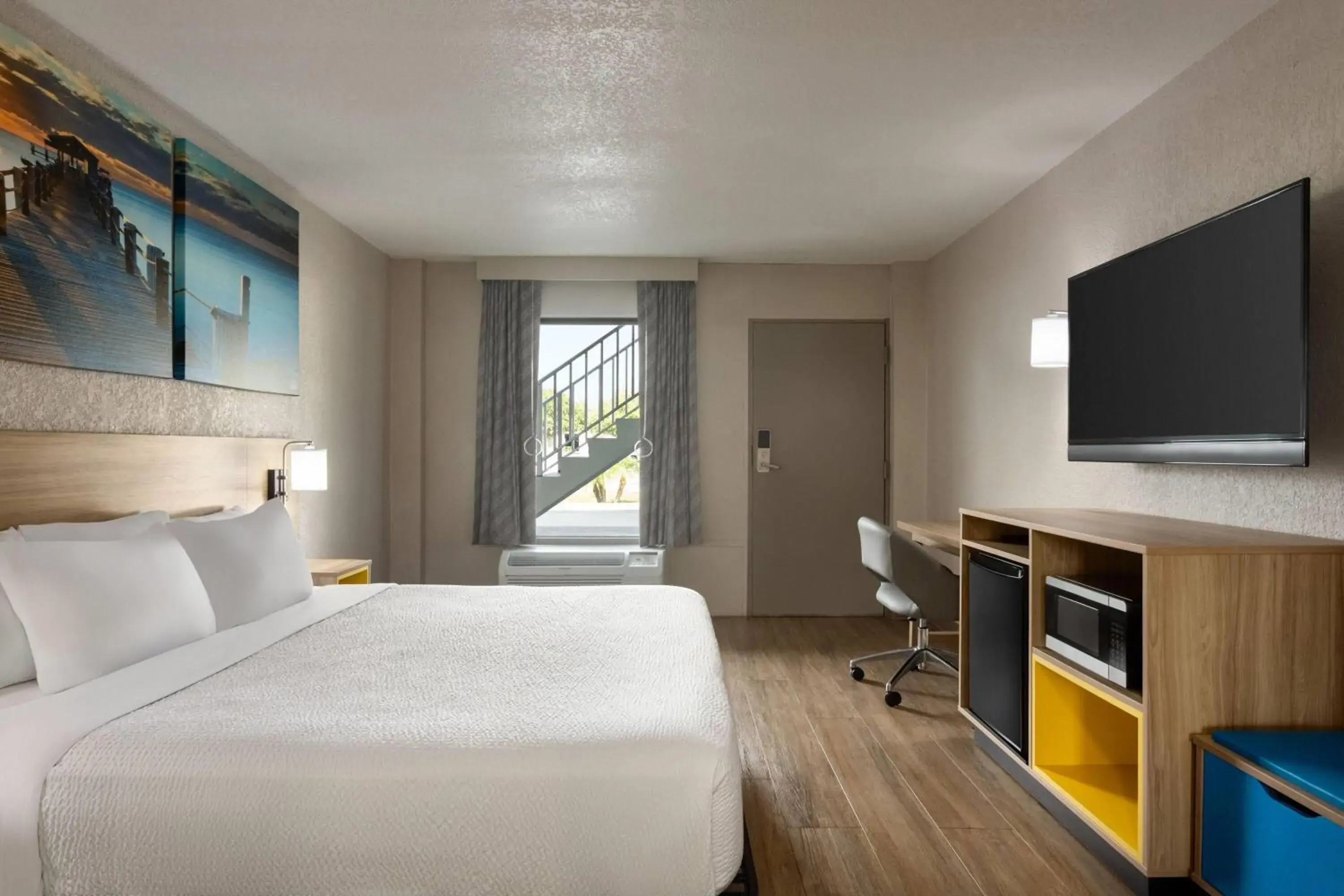 Photo of the whole room, Bed in Days Inn by Wyndham Apopka/Orlando Photo of the whole room, Bed in Days Inn by Wyndham Apopka/Orlando