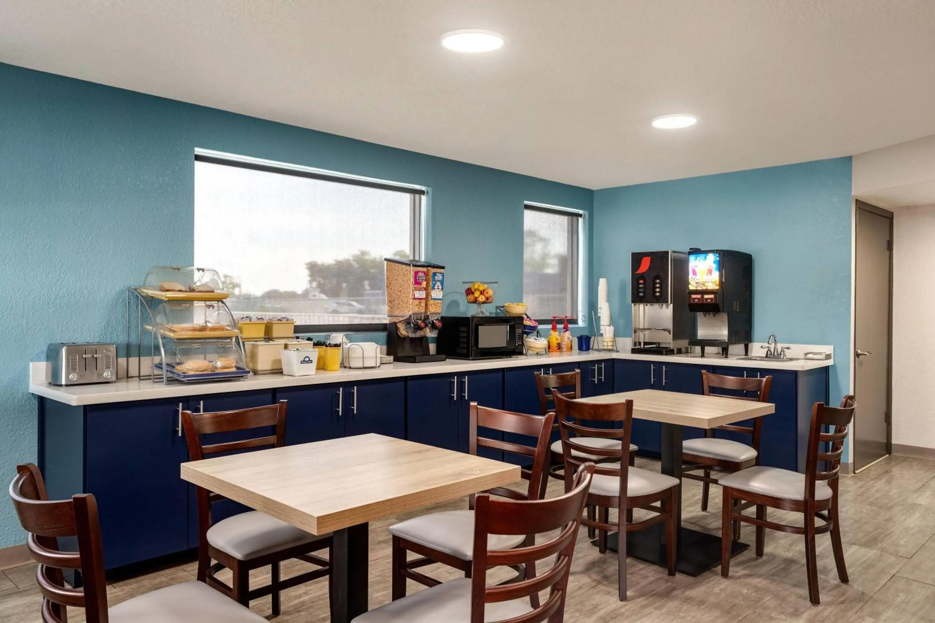 Restaurant/places to eat in Days Inn by Wyndham Apopka/Orlando