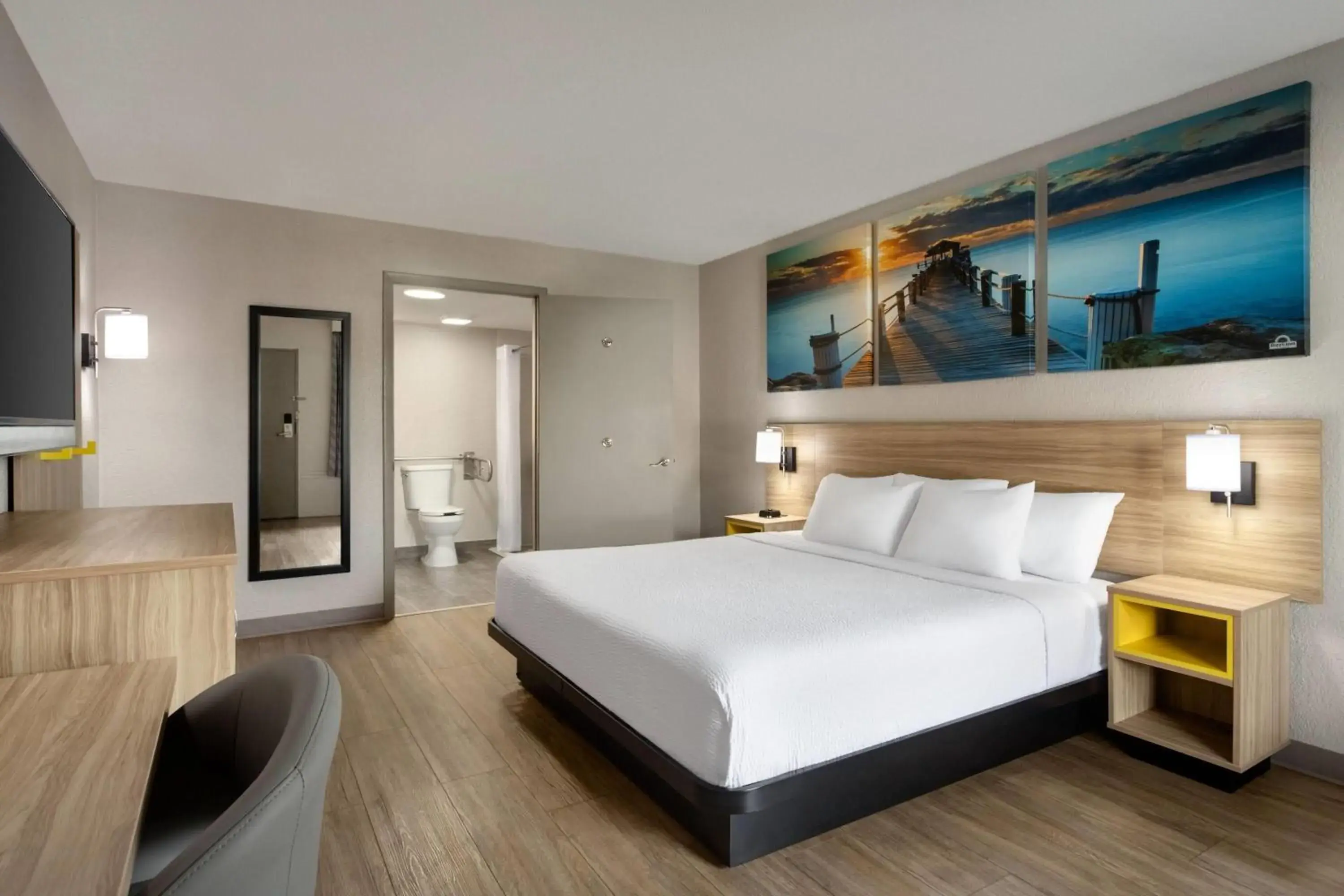 Photo of the whole room, Bed in Days Inn by Wyndham Apopka/Orlando Photo of the whole room, Bed in Days Inn by Wyndham Apopka/Orlando