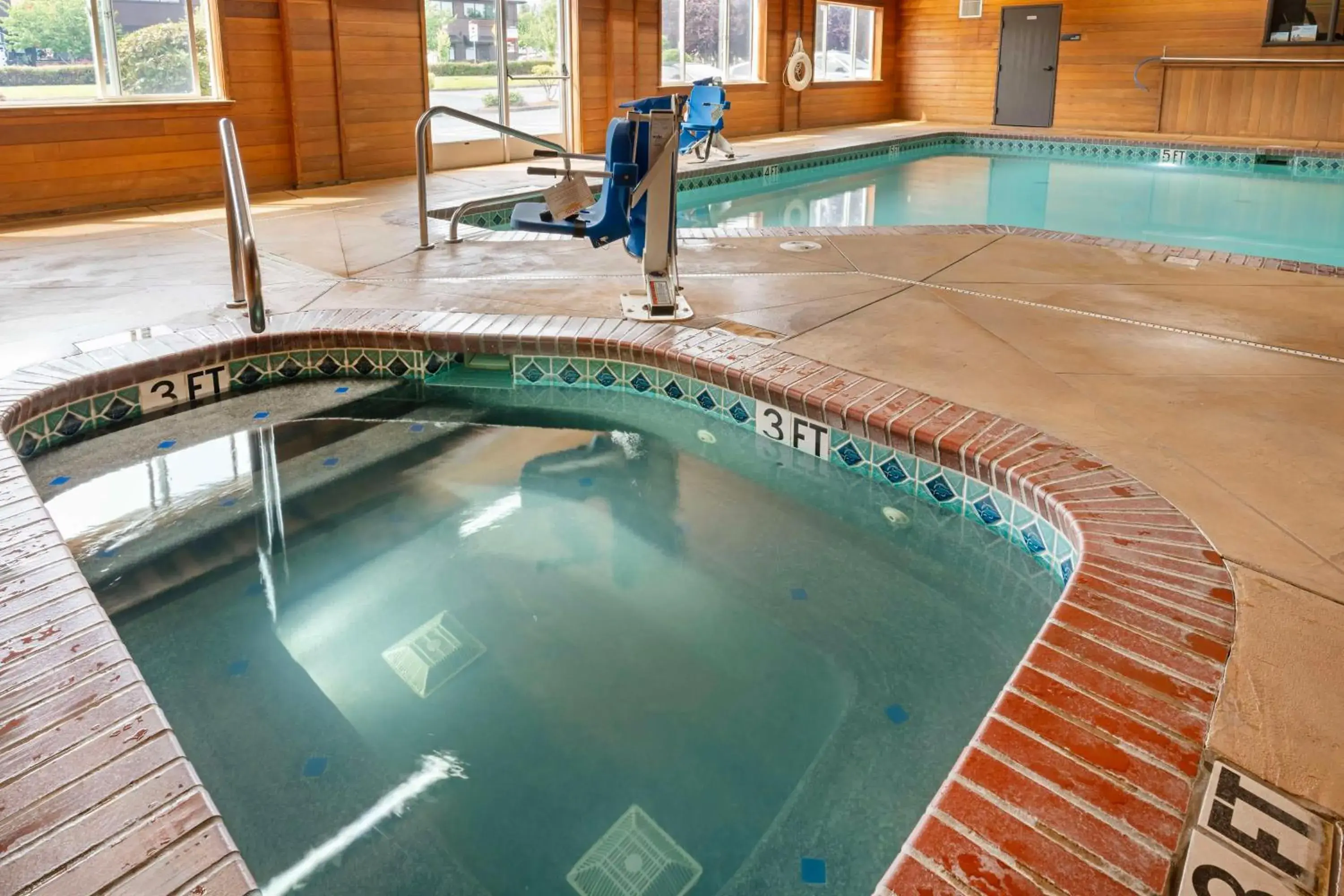 Pool view in Best Western Cascade Inn & Suites Pool view in Best Western Cascade Inn & Suites