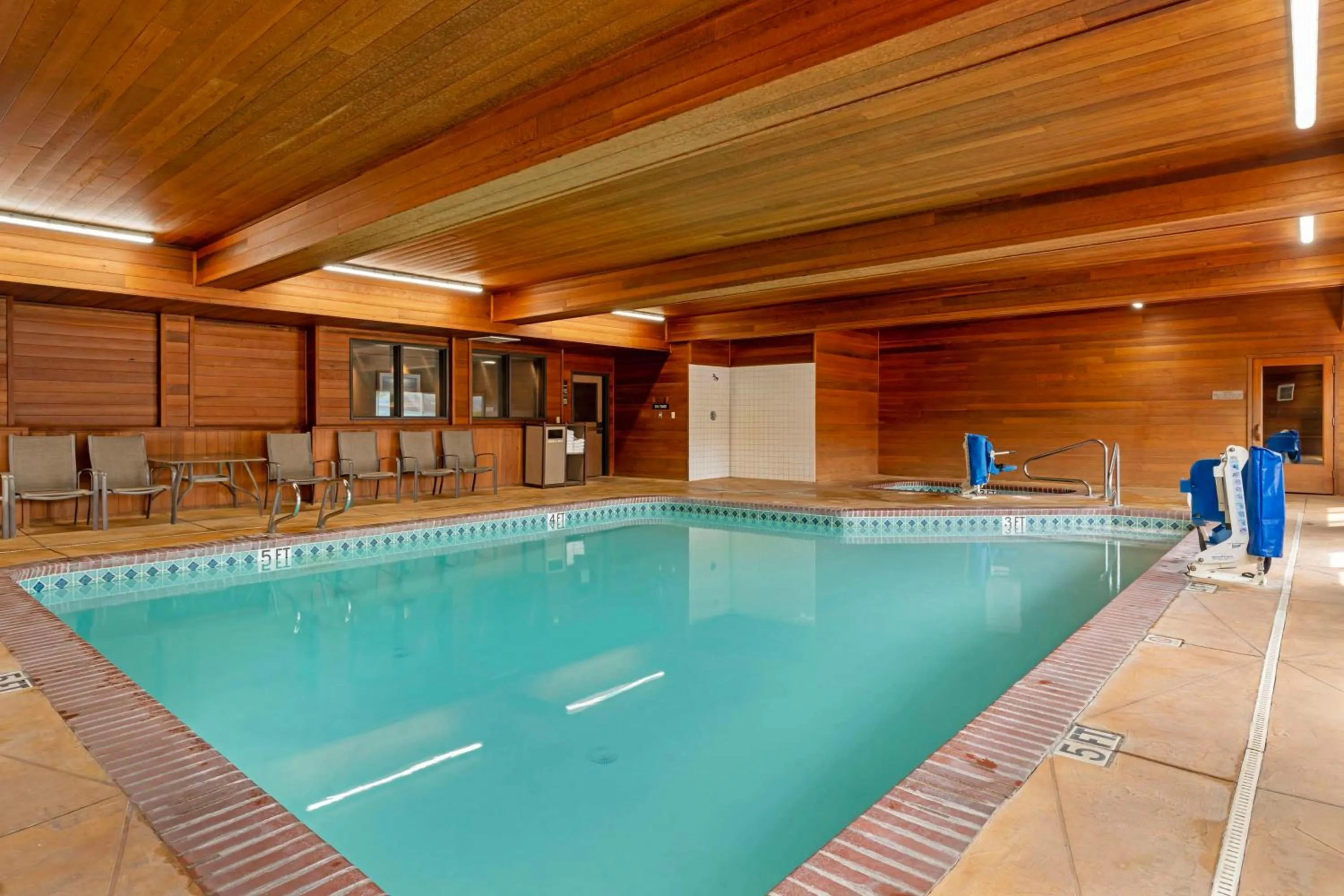 Pool view in Best Western Cascade Inn & Suites