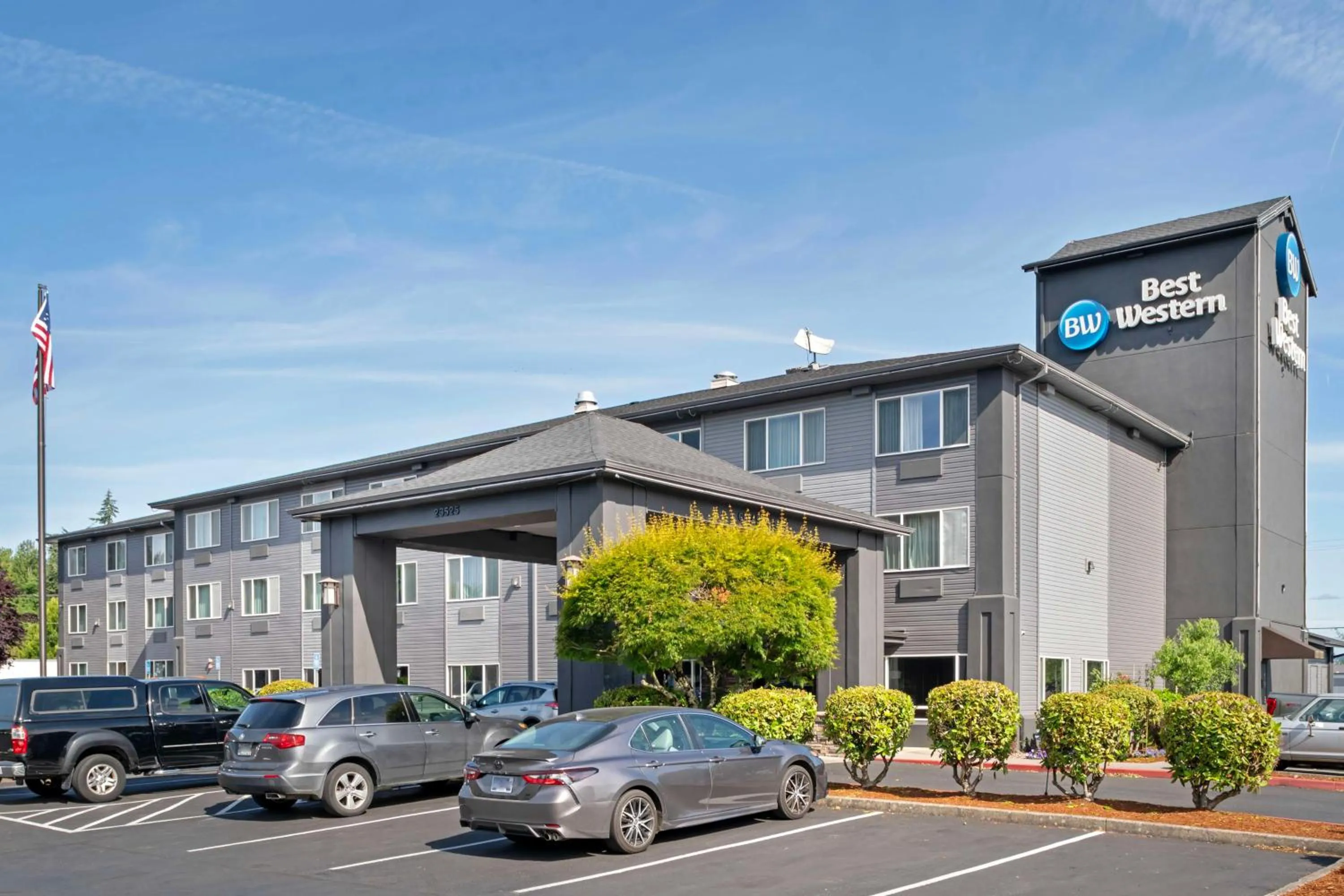 Property building in Best Western Cascade Inn & Suites
