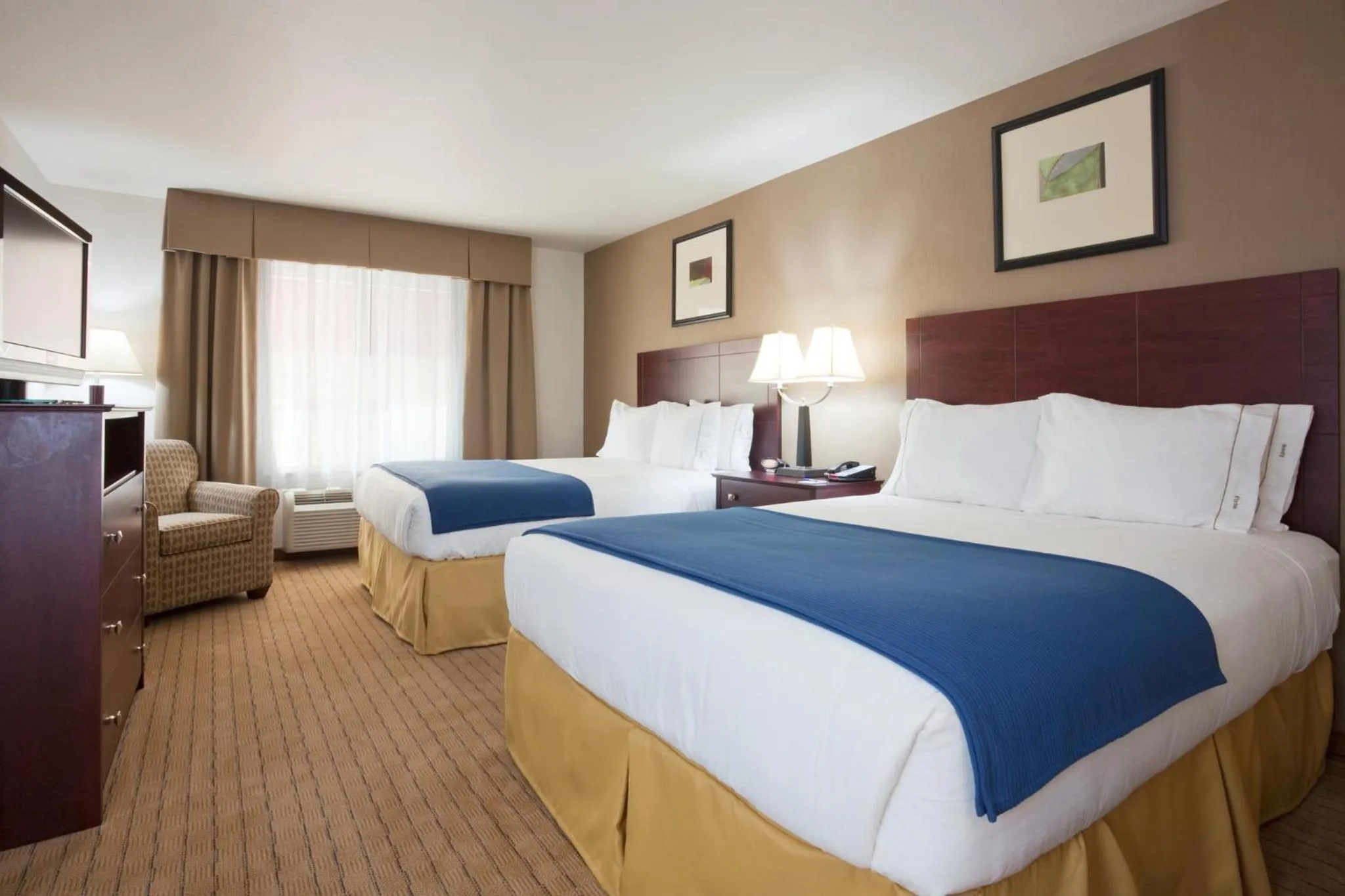 Photo of the whole room, Bed in Holiday Inn Express Hotel & Suites Antigo by IHG