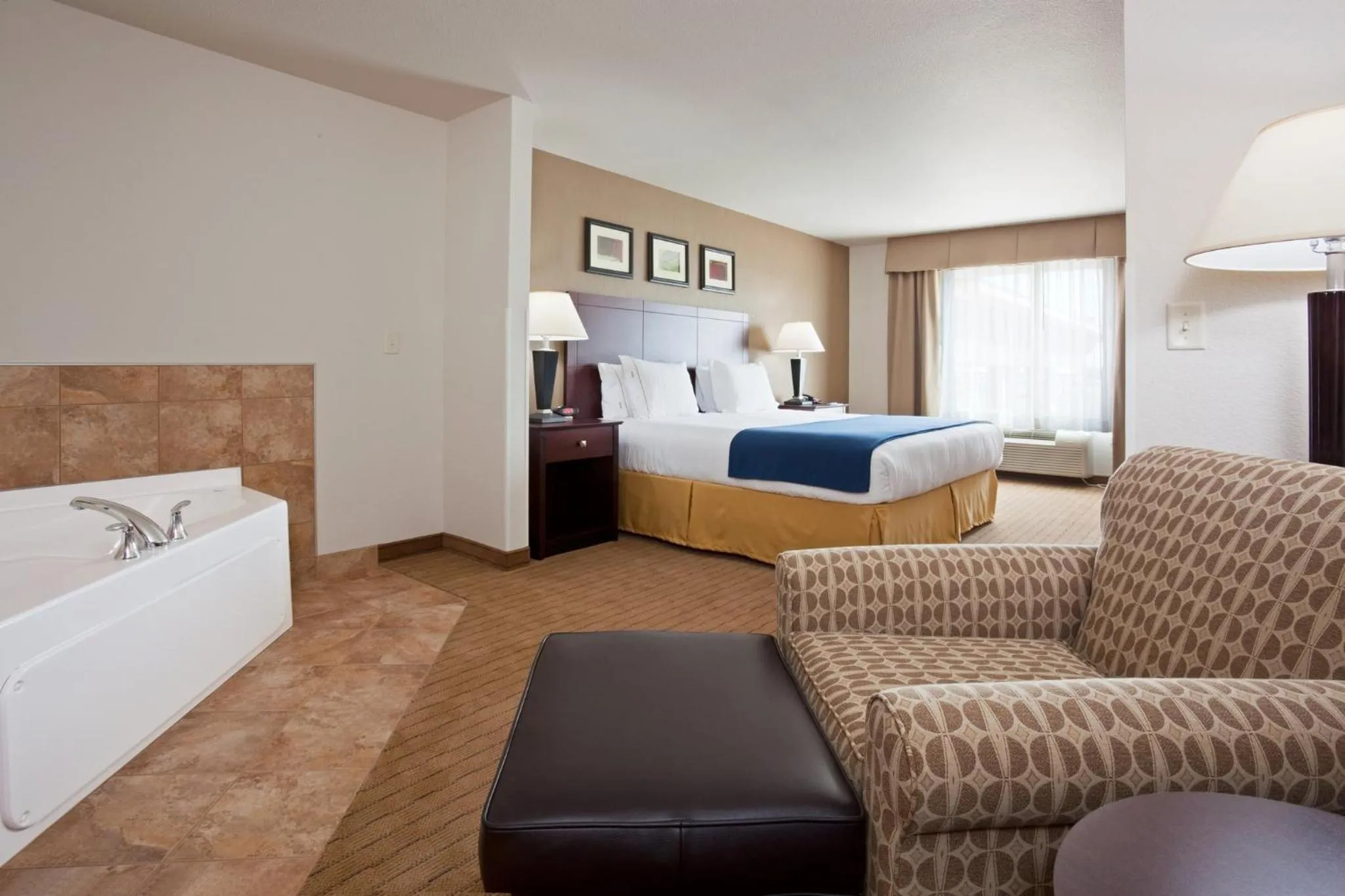 Photo of the whole room, Bed in Holiday Inn Express Hotel & Suites Antigo by IHG