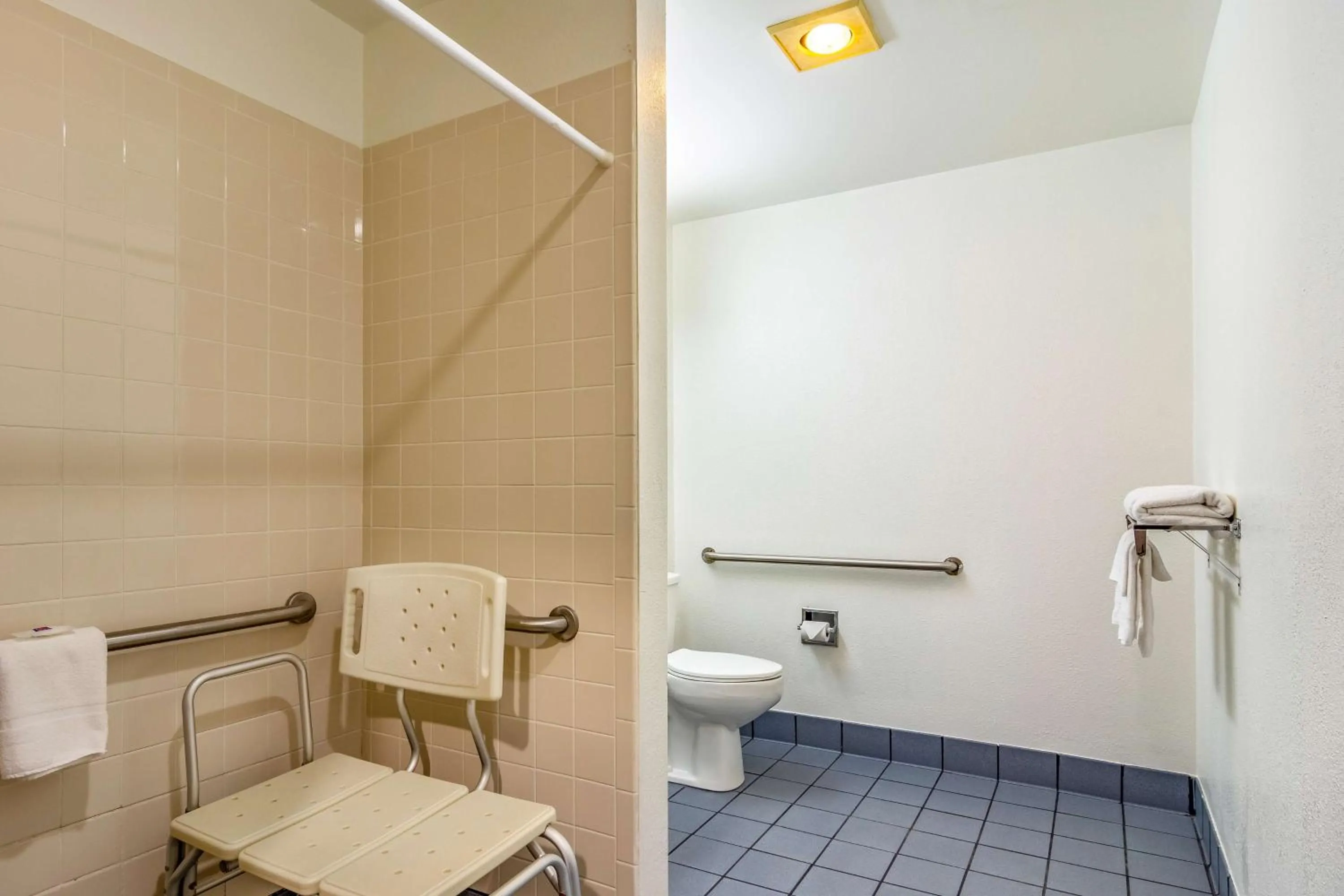 Toilet in Motel 6 Chattanooga Downtown