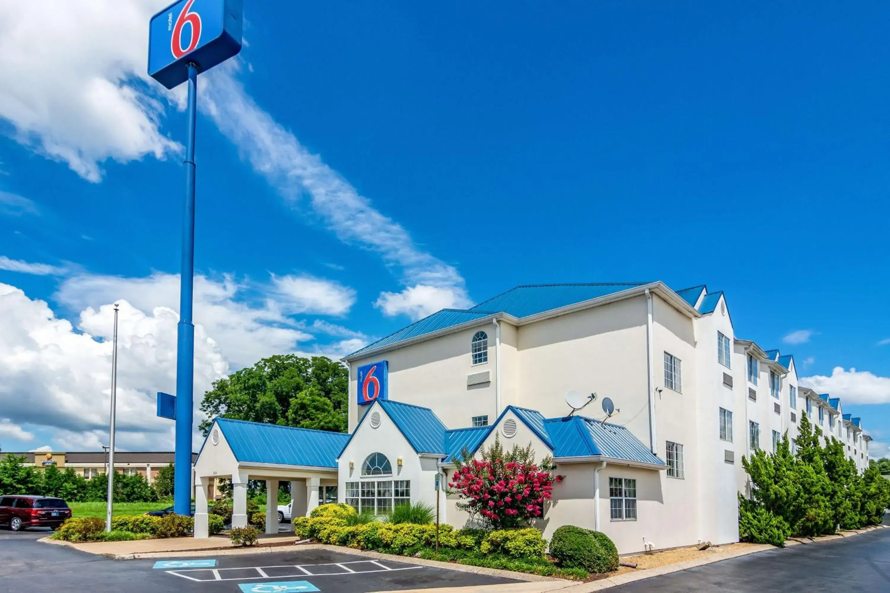 Property Building in Motel 6 Chattanooga Downtown