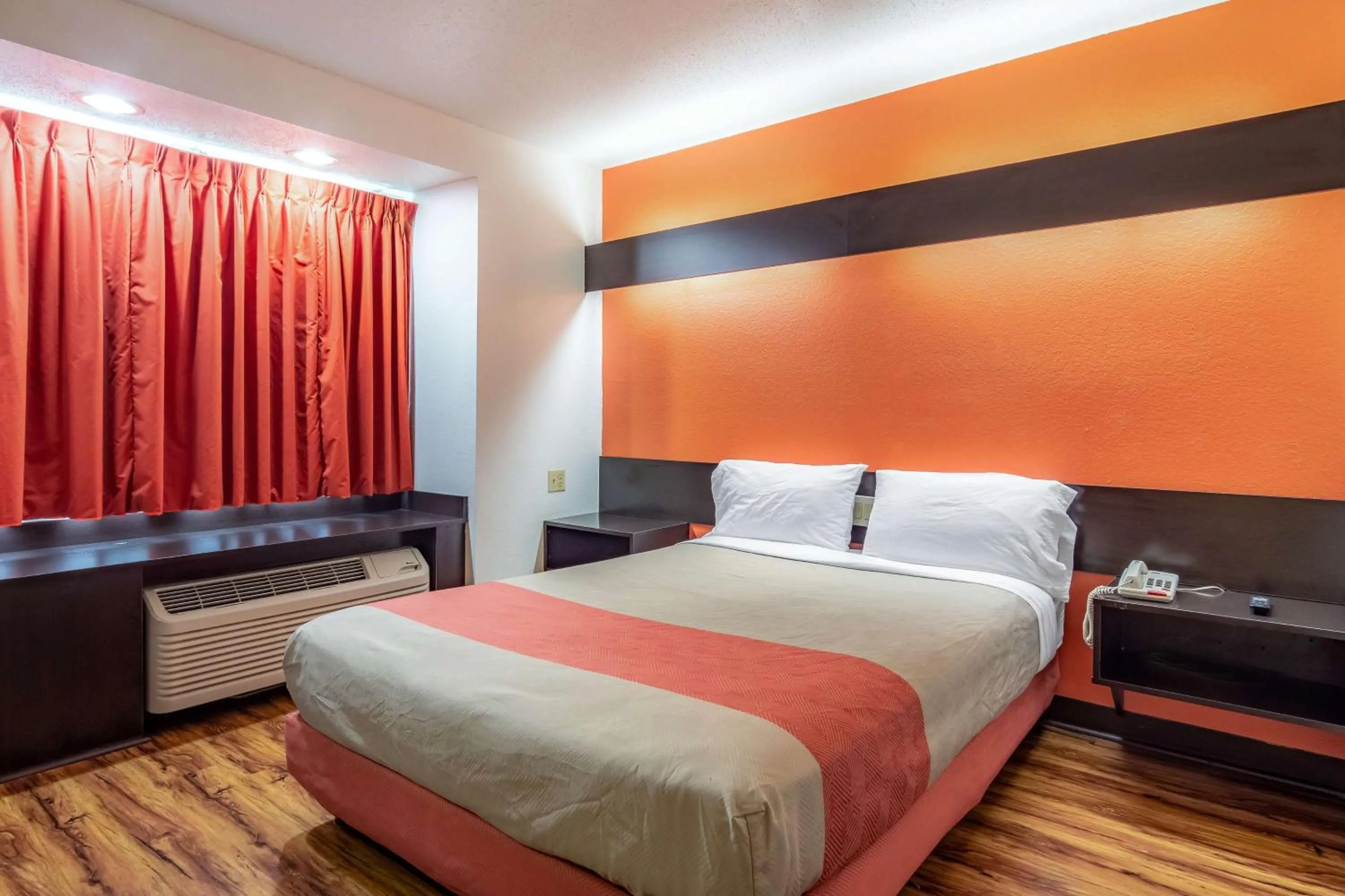 Photo of the whole room, Bed in Motel 6 Chattanooga Downtown