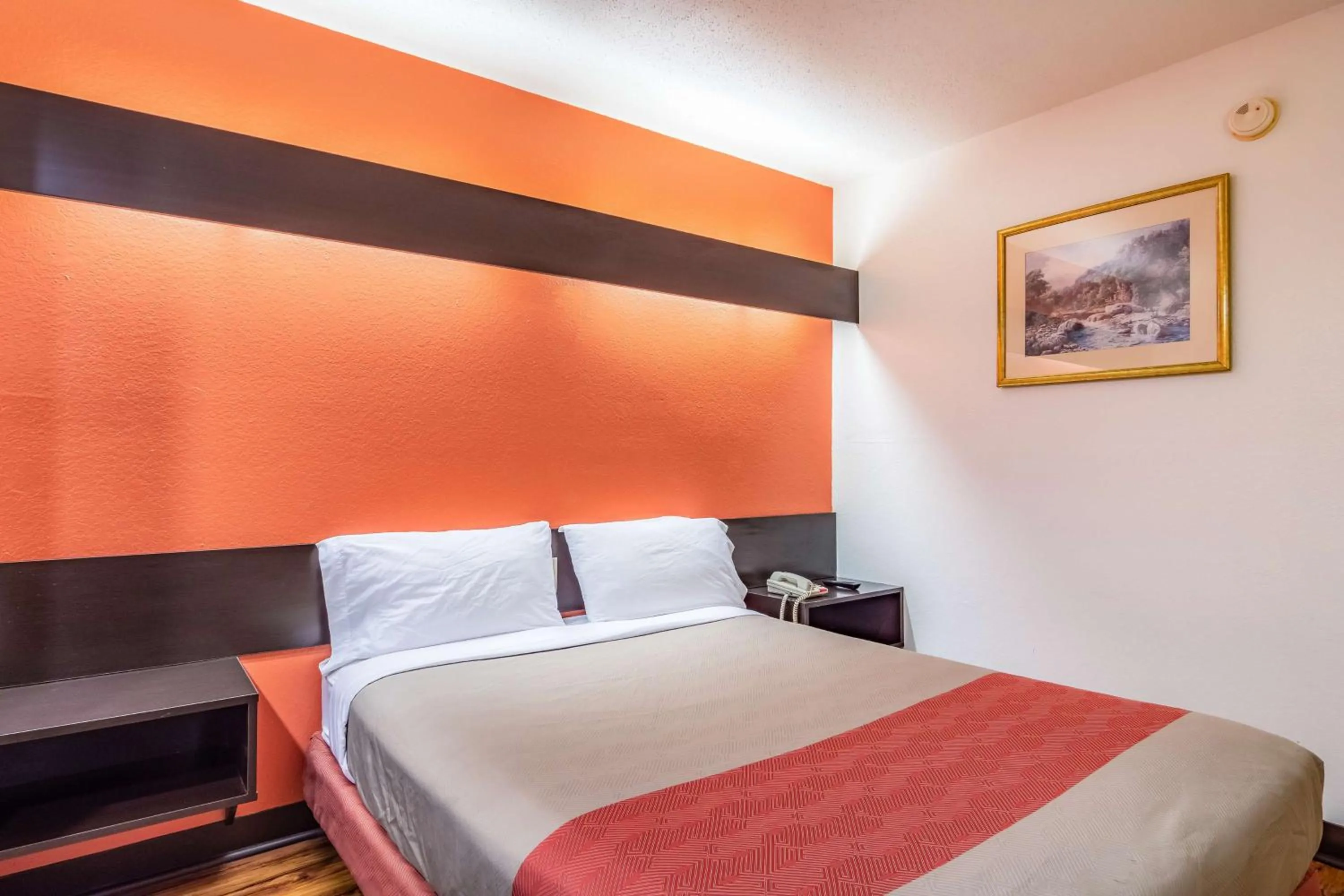 Photo of the whole room, Bed in Motel 6 Chattanooga Downtown