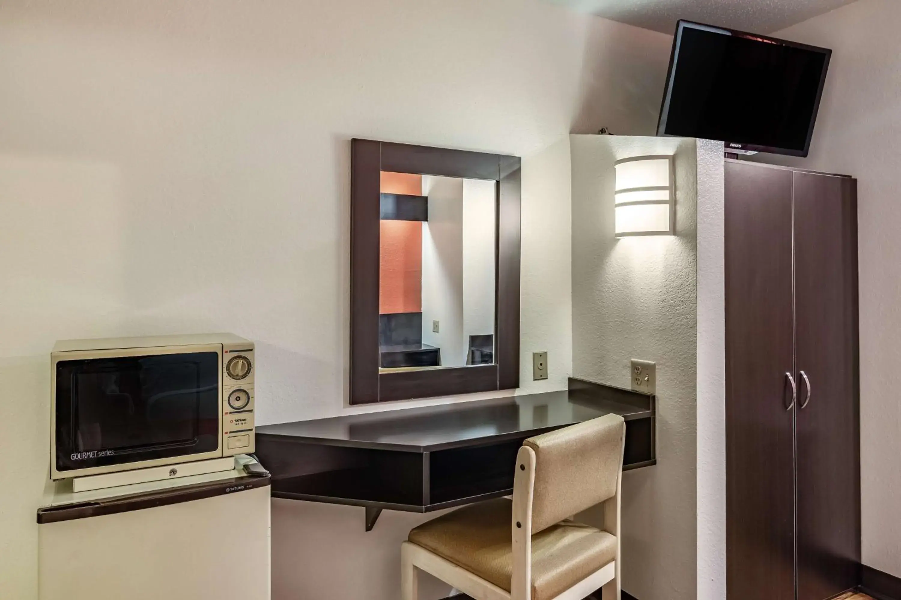 TV and multimedia, TV/Entertainment Center in Motel 6 Chattanooga Downtown