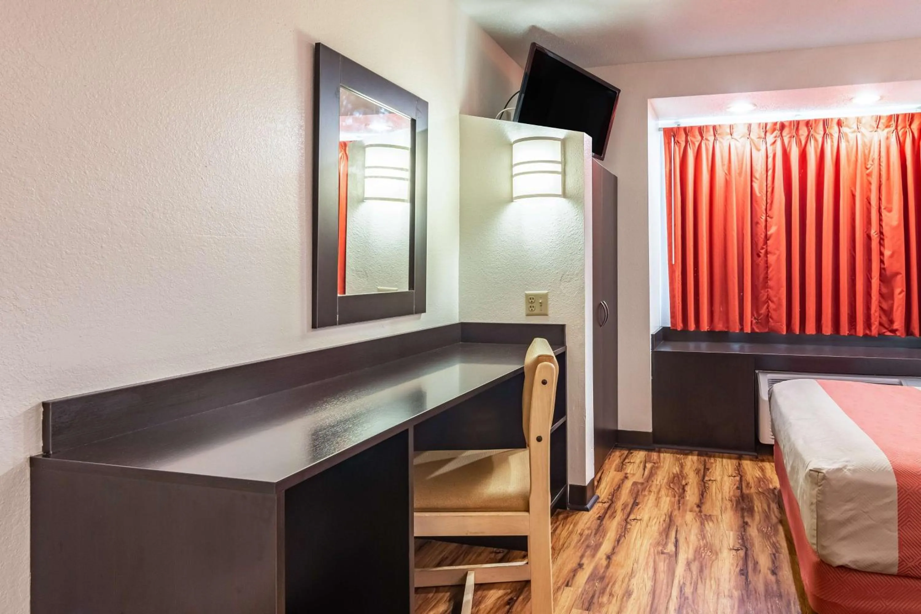 TV and multimedia, Bed in Motel 6 Chattanooga Downtown