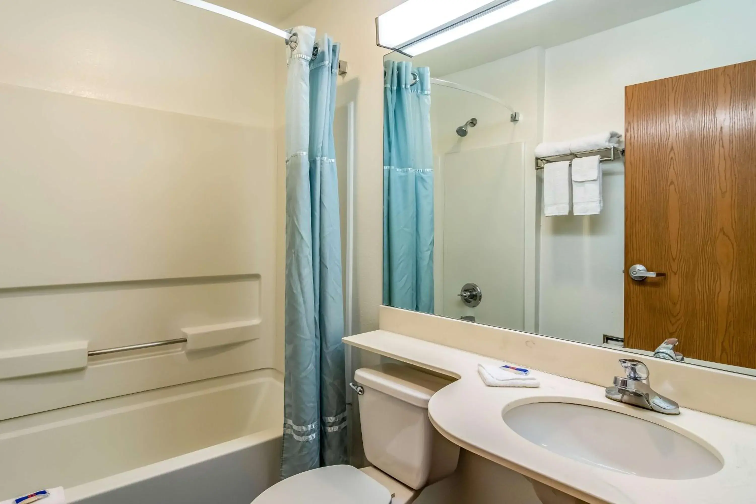 Toilet, Bathroom in Motel 6 Chattanooga Downtown