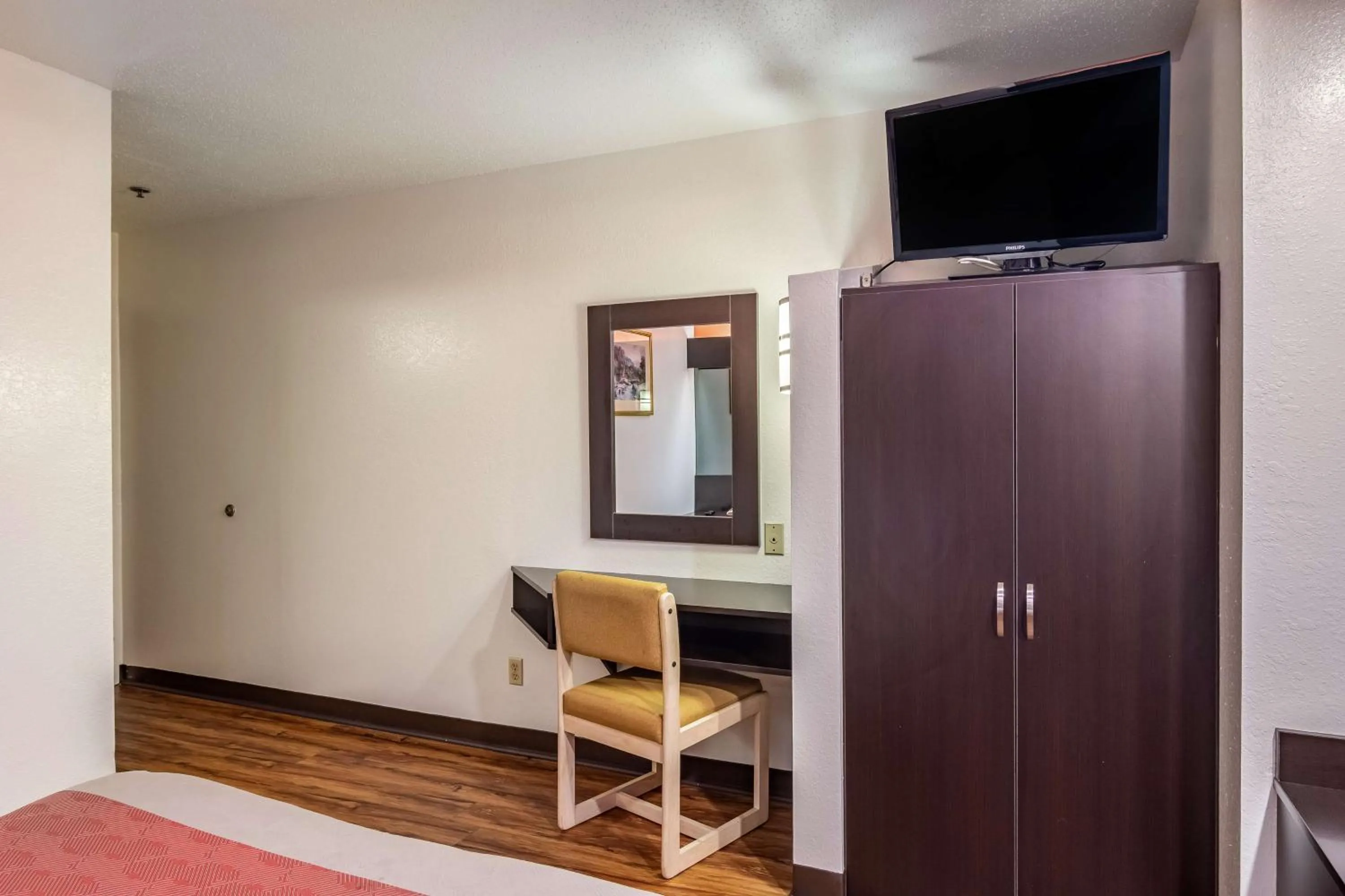 TV and multimedia in Motel 6 Chattanooga Downtown