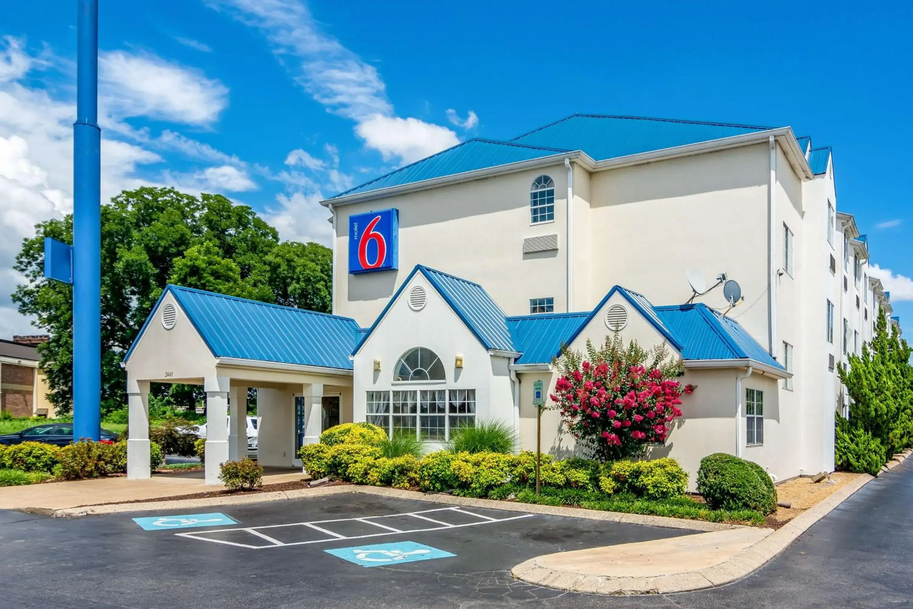 Property Building in Motel 6 Chattanooga Downtown